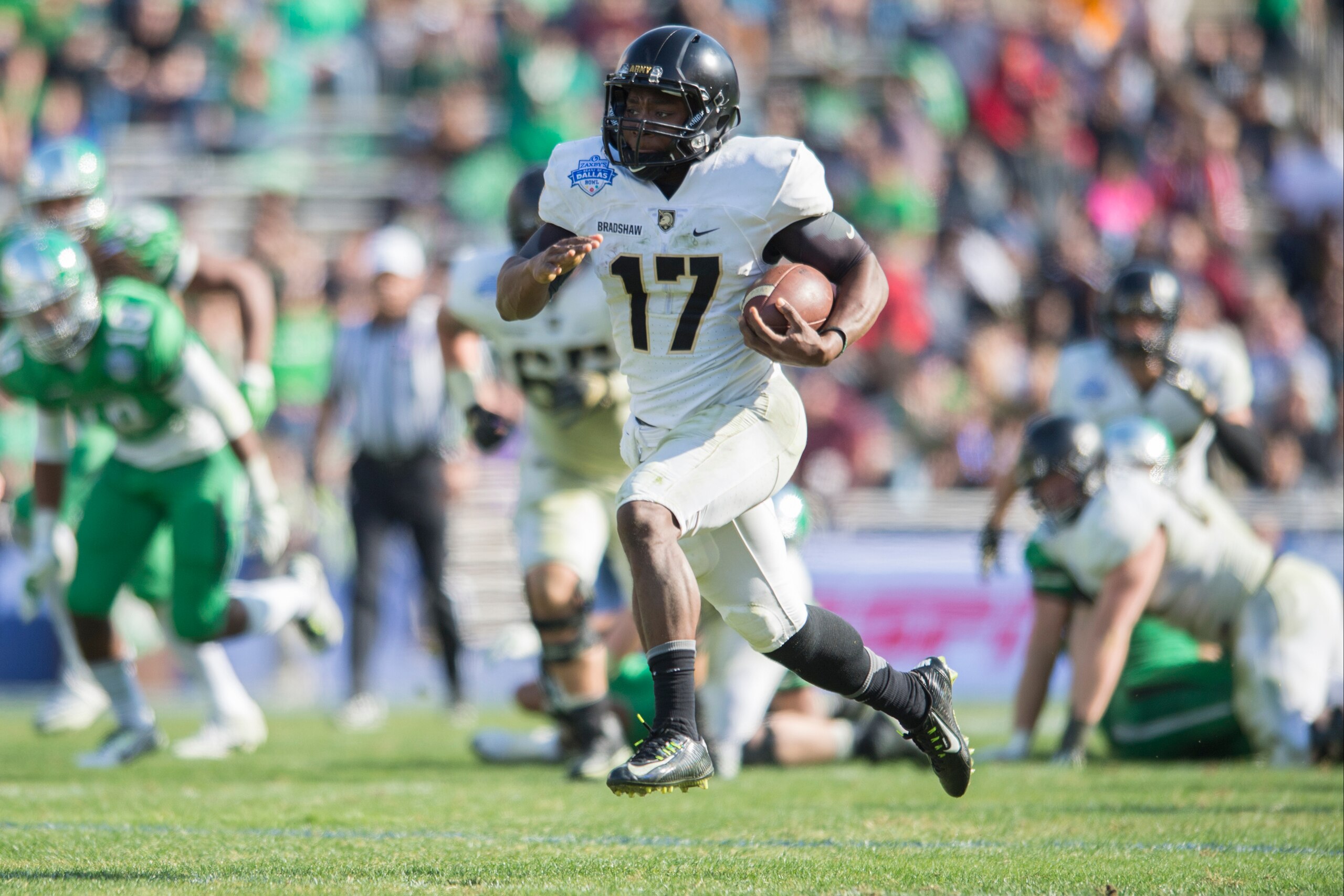 DALLAS, TX - DECEMBER 27:  Ahmad Bradshaw #17 of the Army Black Knights breaks free for a 65-yard touchdown run against the North Texas Mean Green during the 2nd half of the Zaxby's Heart of Dallas Bowl on December 27, 2016 at the Cotton Bowl in Dallas, T