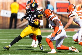 CLEVELAND, OH - SEPTEMBER 10: Running back Le'Veon Bell #26 of the Pittsburgh Steelers jukes around linebacker Jabrill Peppers #22 of the Cleveland Browns during the second half at FirstEnergy Stadium on September 10, 2017 in Cleveland, Ohio. The Steelers