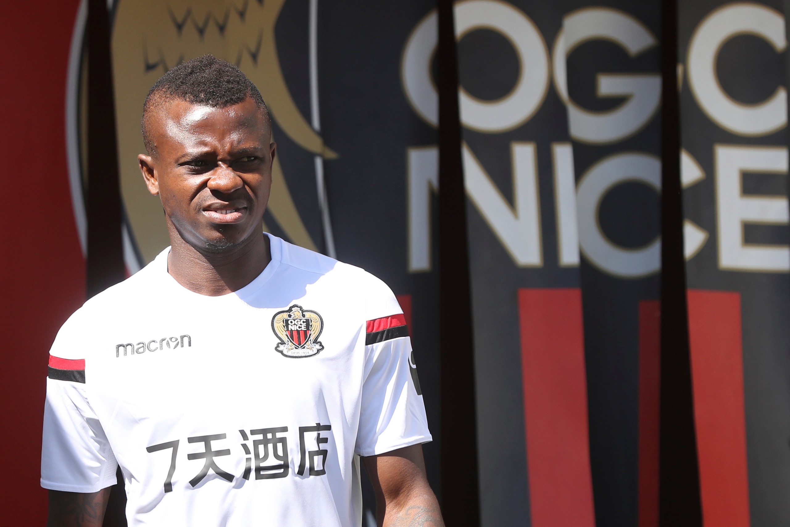 Nice's Ivorian midfielder Jean Michael Seri arrives to attend a training session on the eve of the UEFA Champions League football match between Nice and Naples on August 21, 2017 at the Allianz Riviera stadium in Nice, southeastern France. / AFP PHOTO / V