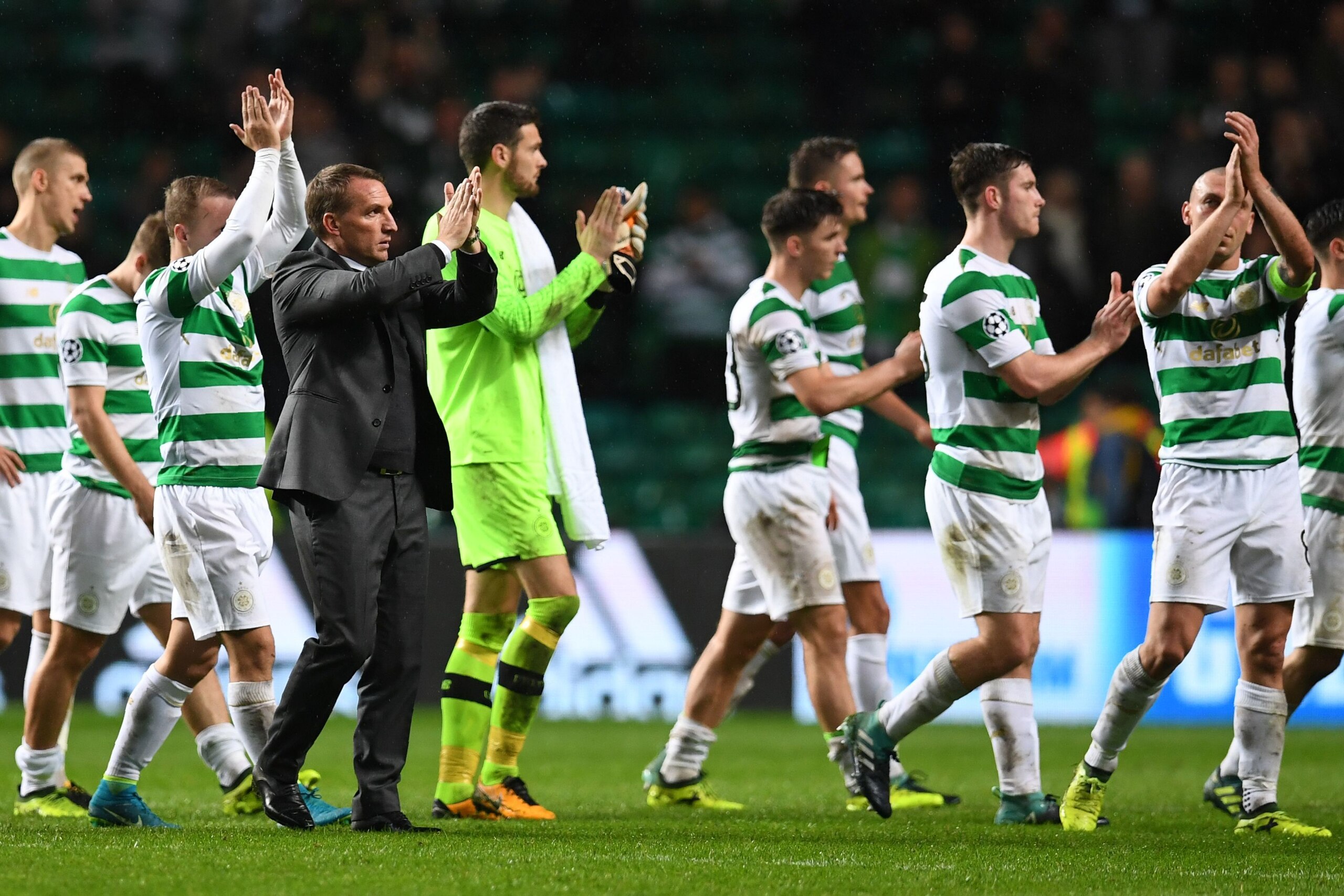 Celtic's Northern Irish manager Brendan Rodgers (3rd L) and players applaud supporters on the pitch after the UEFA Champions League Group B football match between Celtic and Paris Saint-Germain (PSG) at Celtic Park in Glasgow, on September 12, 2017.
PSG w