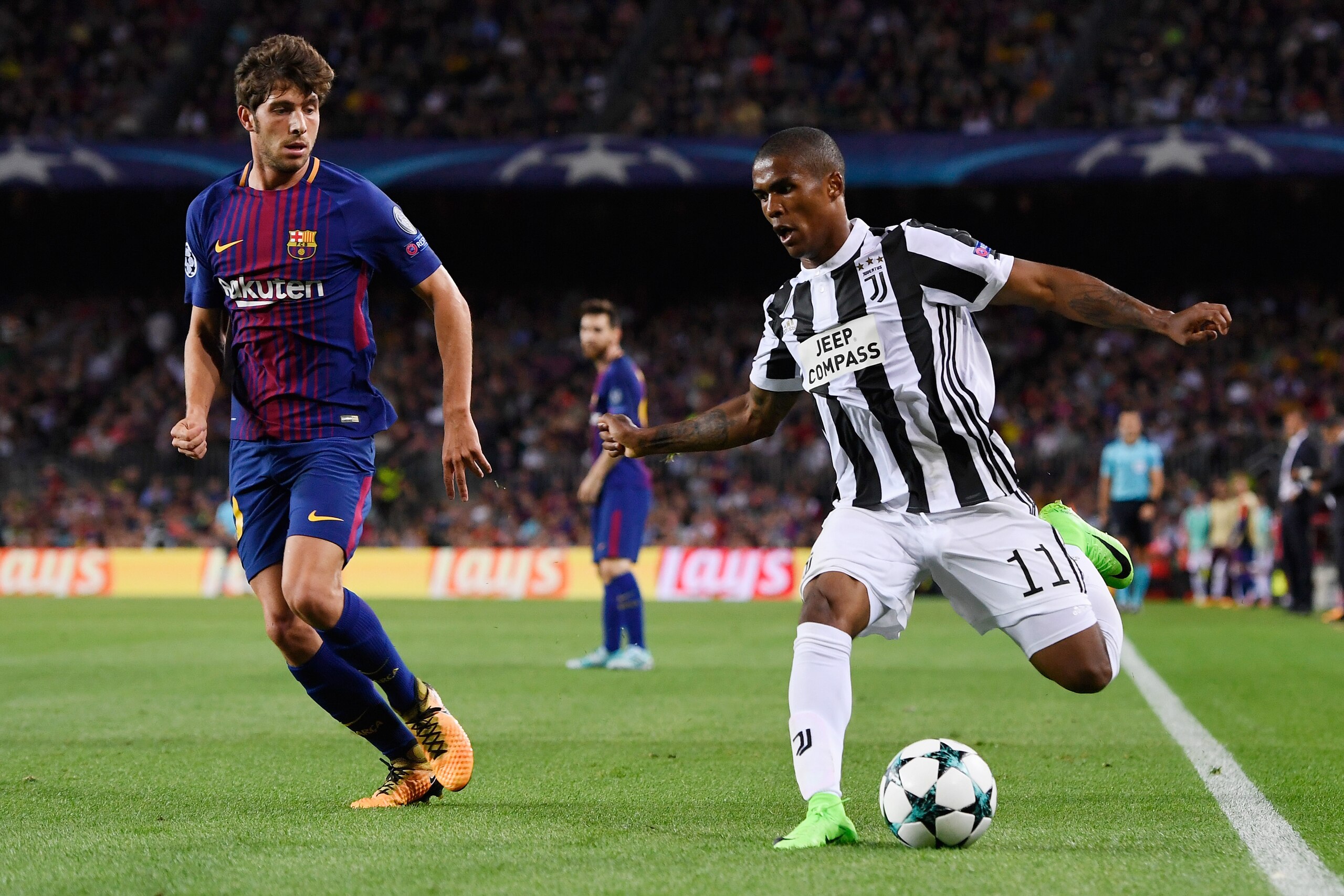 BARCELONA, SPAIN - SEPTEMBER 12: Douglas Costa of Juventus attempts to get past Andre Gomes of Barcelona during the UEFA Champions League Group D match between FC Barcelona and Juventus at Camp Nou on September 12, 2017 in Barcelona, Spain.  (Photo by Ale