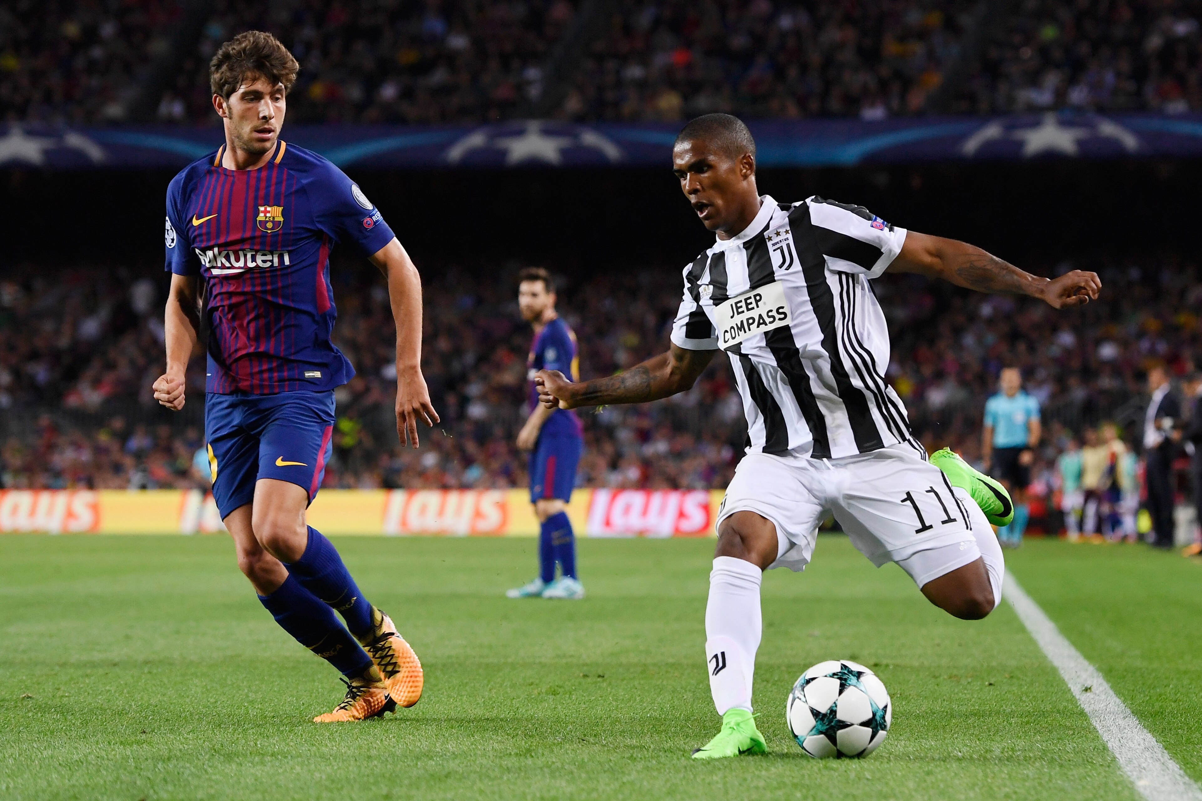 BARCELONA, SPAIN - SEPTEMBER 12: Douglas Costa of Juventus attempts to get past Andre Gomes of Barcelona during the UEFA Champions League Group D match between FC Barcelona and Juventus at Camp Nou on September 12, 2017 in Barcelona, Spain.  (Photo by Ale