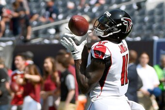 CHICAGO, IL - SEPTEMBER 10:  Julio Jones #11 of the Atlanta Falcons warms up prior to the game against the Chicago Bears at Soldier Field on September 10, 2017 in Chicago, Illinois.  (Photo by David Banks/Getty Images)