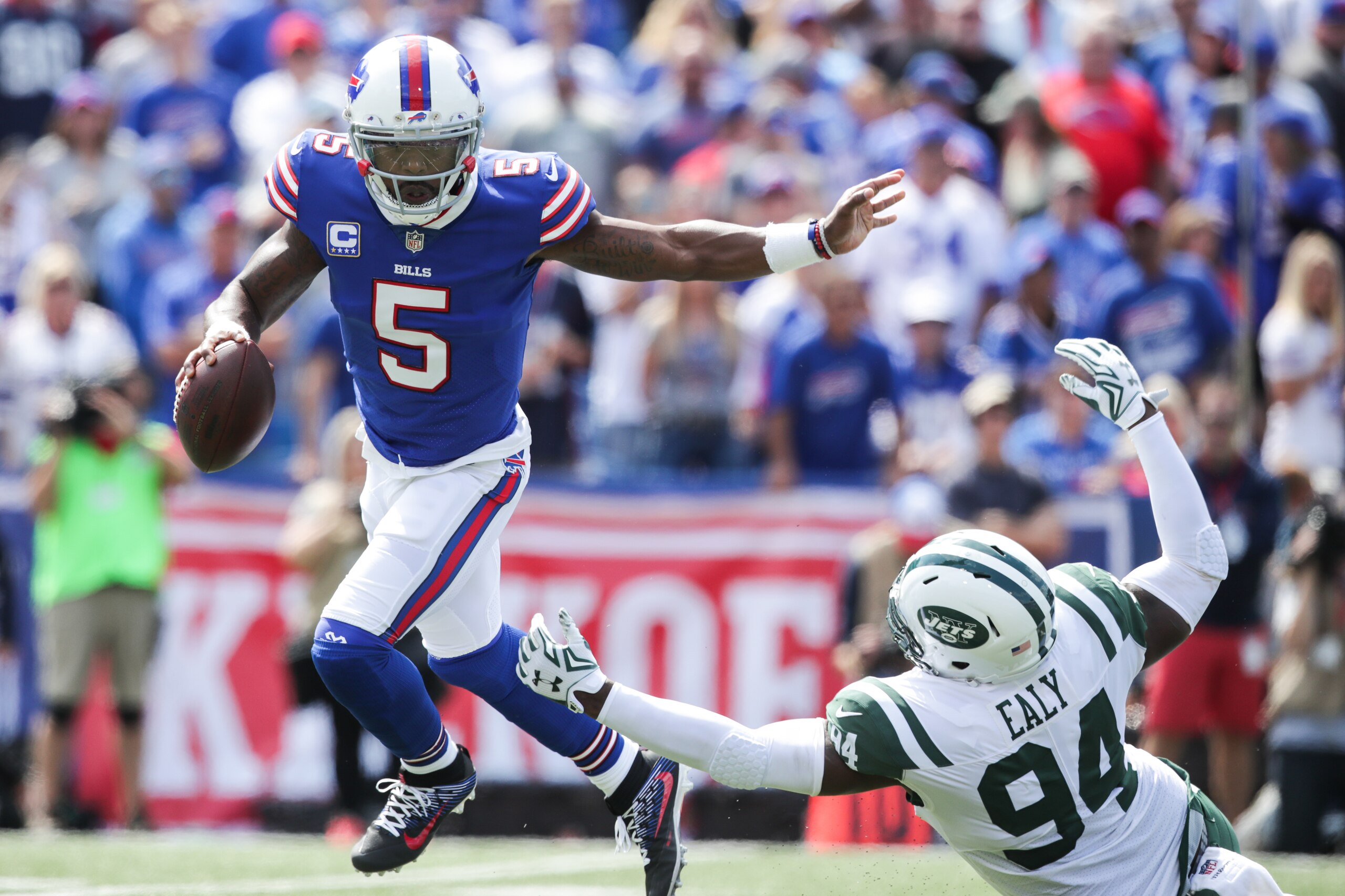 ORCHARD PARK, NY - SEPTEMBER 10:  Tyrod Taylor #5 of the Buffalo Bills runs the ball as Kony Ealy #94 of the New York Jets attempts to tackle him during the first quarter on September 10, 2017 at New Era Field in Orchard Park, New York.  (Photo by Brett C