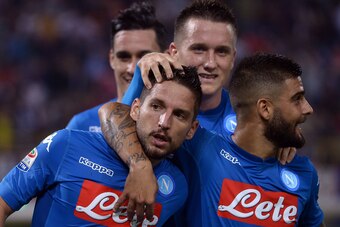 Napoli's Belgian forward Dries Mertens (C) celebrates with his teammates after scoring during the Italian Serie A football match Bologna vs Napoli at the Dall'Ara Stadium in Bologna on September 10, 2017.   / AFP PHOTO / FILIPPO MONTEFORTE        (Photo c