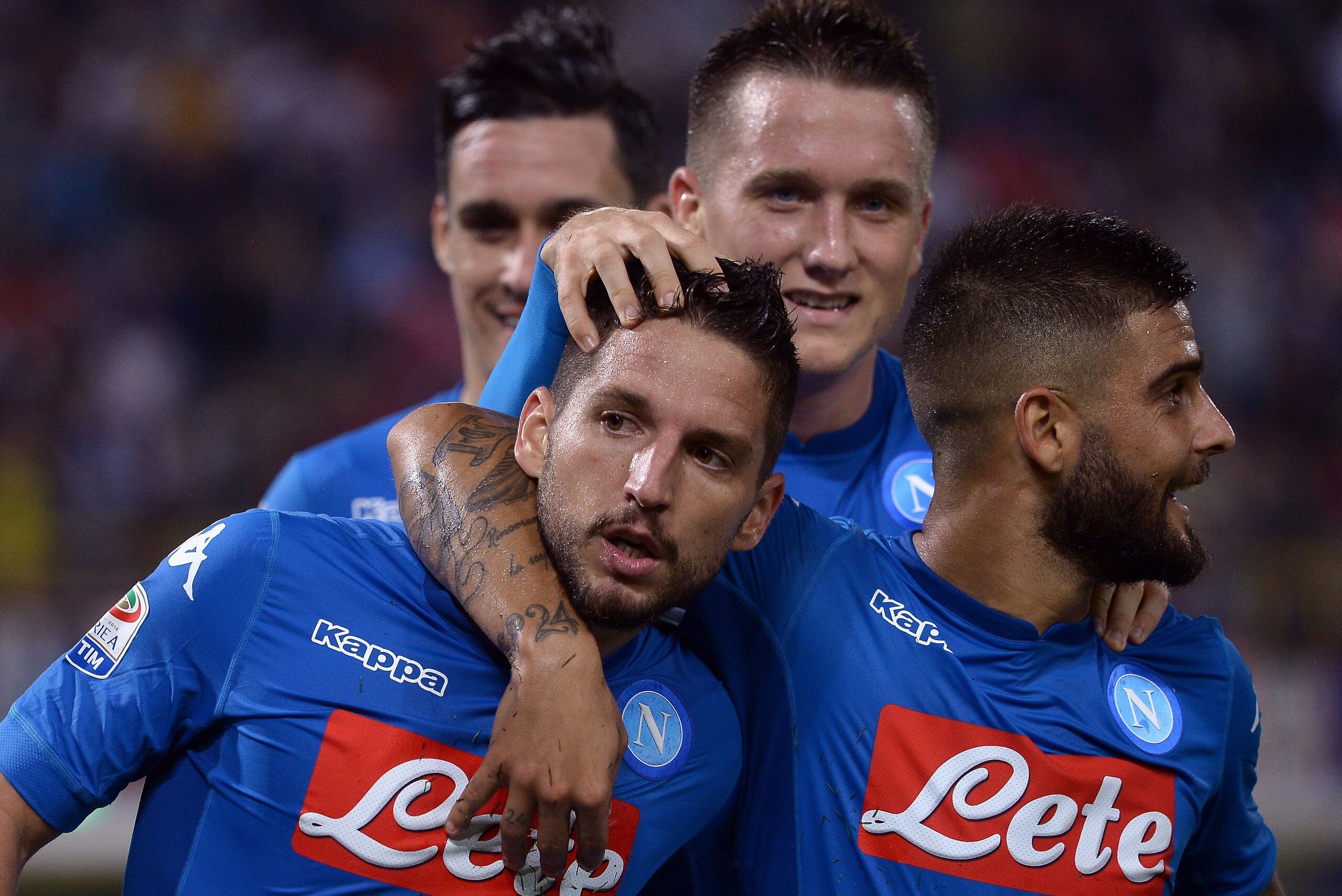 Napoli's Belgian forward Dries Mertens (C) celebrates with his teammates after scoring during the Italian Serie A football match Bologna vs Napoli at the Dall'Ara Stadium in Bologna on September 10, 2017. / AFP PHOTO / FILIPPO MONTEFORTE (Photo c Napoli's Belgian forward Dries Mertens (C) celebrates with his teammates after scoring during the Italian Serie A football match Bologna vs Napoli at the Dall'Ara Stadium in Bologna on September 10, 2017. / AFP PHOTO / FILIPPO MONTEFORTE (Photo c