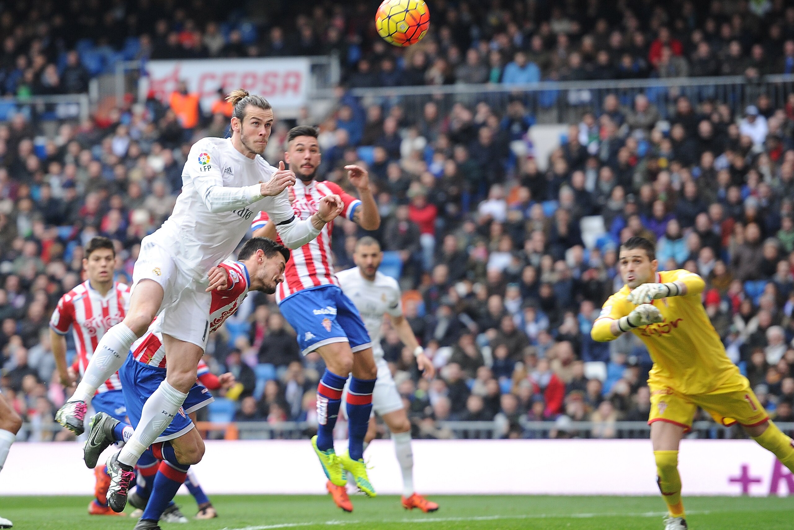 MADRID, SPAIN - JANUARY 17: Gareth Bale of Real Madrid scores his team's opening goal during the La Liga match between Real Madrid CF and Sporting Gijon at Estadio Santiago Bernabeu on January 17, 2016 in Madrid, Spain. (Photo by Denis Doyle/Getty Image MADRID, SPAIN - JANUARY 17: Gareth Bale of Real Madrid scores his team's opening goal during the La Liga match between Real Madrid CF and Sporting Gijon at Estadio Santiago Bernabeu on January 17, 2016 in Madrid, Spain. (Photo by Denis Doyle/Getty Image