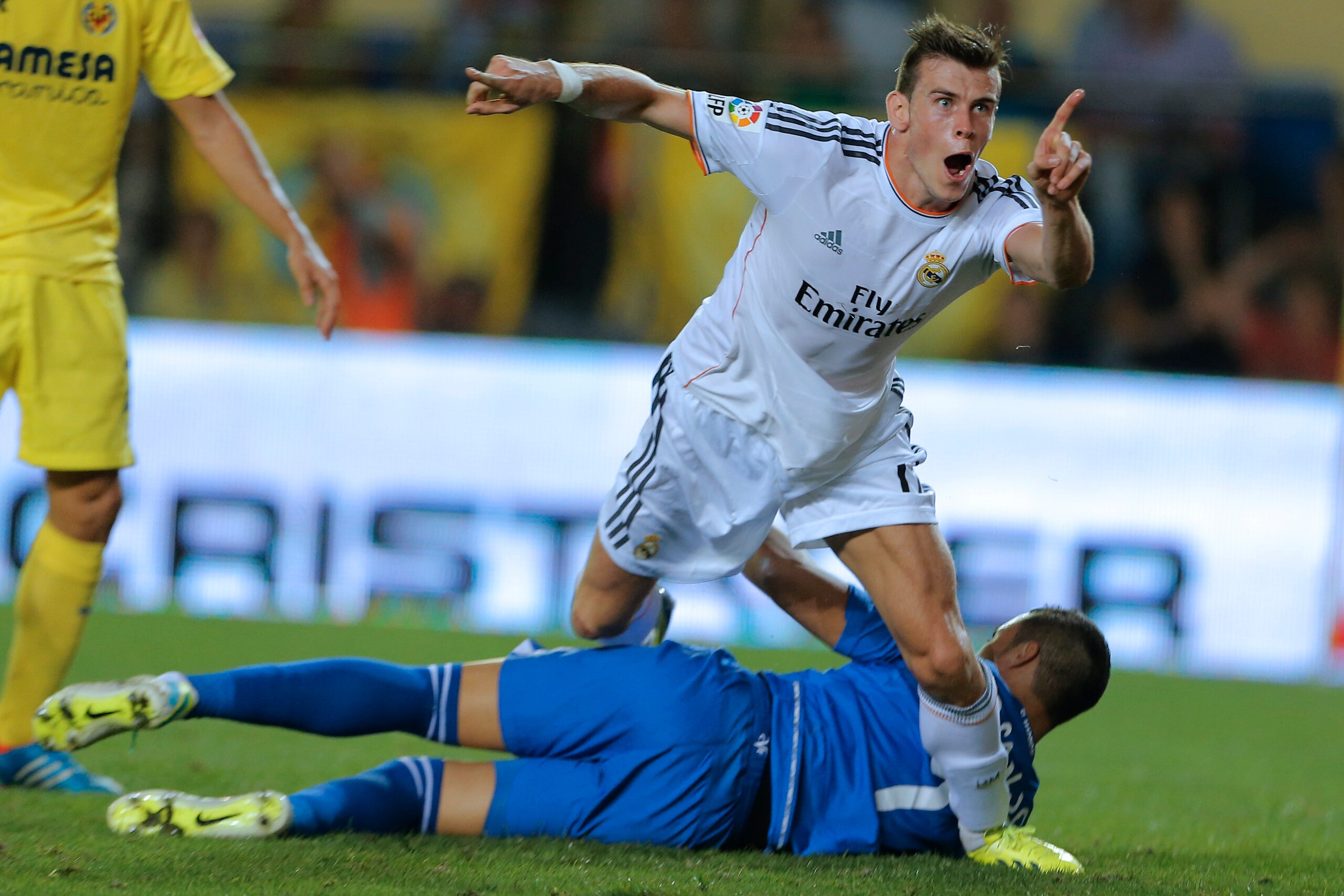 Real Madrid's Welsh striker Gareth Bale celebrates after scoring during the Spanish league football match Villarreal CF vs Real Madrid CF at El Madrigal stadium in Villareal on September 14, 2013. AFP PHOTO/ JOSE JORDAN (Photo credit should read JO Real Madrid's Welsh striker Gareth Bale celebrates after scoring during the Spanish league football match Villarreal CF vs Real Madrid CF at El Madrigal stadium in Villareal on September 14, 2013. AFP PHOTO/ JOSE JORDAN (Photo credit should read JO