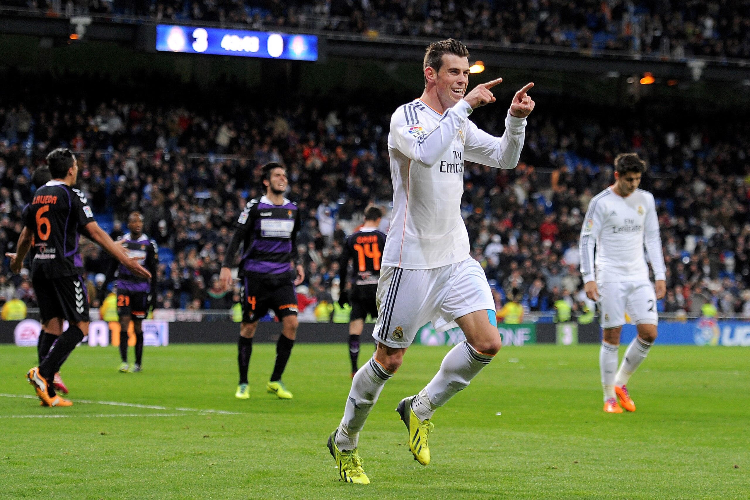 MADRID, SPAIN - NOVEMBER 30: Gareth Bale of Real Madrid CF celebrates after scoring Real's 4th goal and his hat-trick during the La Liga match between Real Madrid CF and Real Valladolid CF at Santiago Bernabeu stadium on November 30, 2013 in Madrid, Spai MADRID, SPAIN - NOVEMBER 30: Gareth Bale of Real Madrid CF celebrates after scoring Real's 4th goal and his hat-trick during the La Liga match between Real Madrid CF and Real Valladolid CF at Santiago Bernabeu stadium on November 30, 2013 in Madrid, Spai