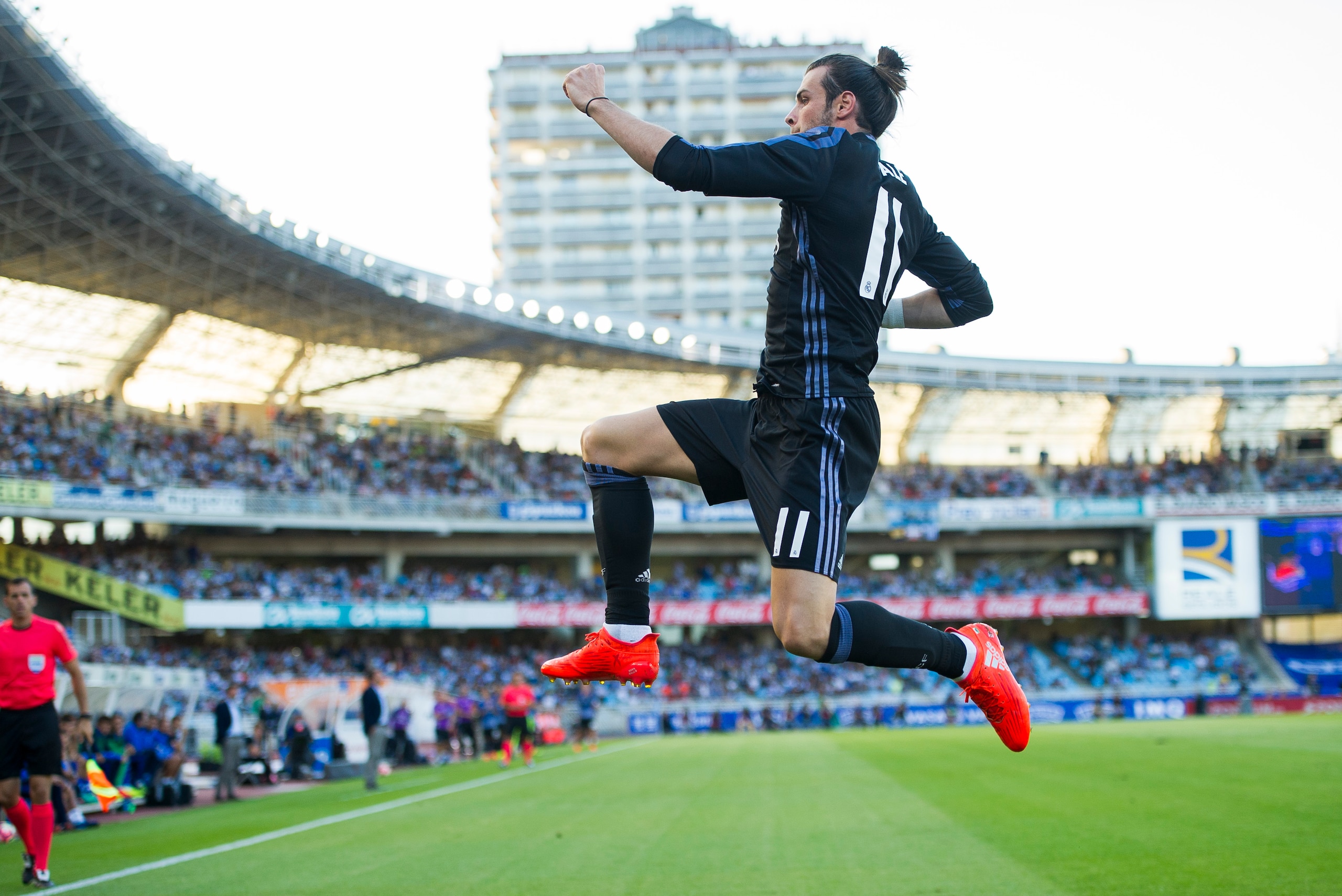 SAN SEBASTIAN, SPAIN - AUGUST 21: Gareth Bale of Real Madrid celebrates after scoring goal during the La Liga match between Real Sociedad de Futbol and Real Madrid at Estadio Anoeta on August 21, 2016 in San Sebastian, Spain. (Photo by Juan Manuel Serra SAN SEBASTIAN, SPAIN - AUGUST 21: Gareth Bale of Real Madrid celebrates after scoring goal during the La Liga match between Real Sociedad de Futbol and Real Madrid at Estadio Anoeta on August 21, 2016 in San Sebastian, Spain. (Photo by Juan Manuel Serra
