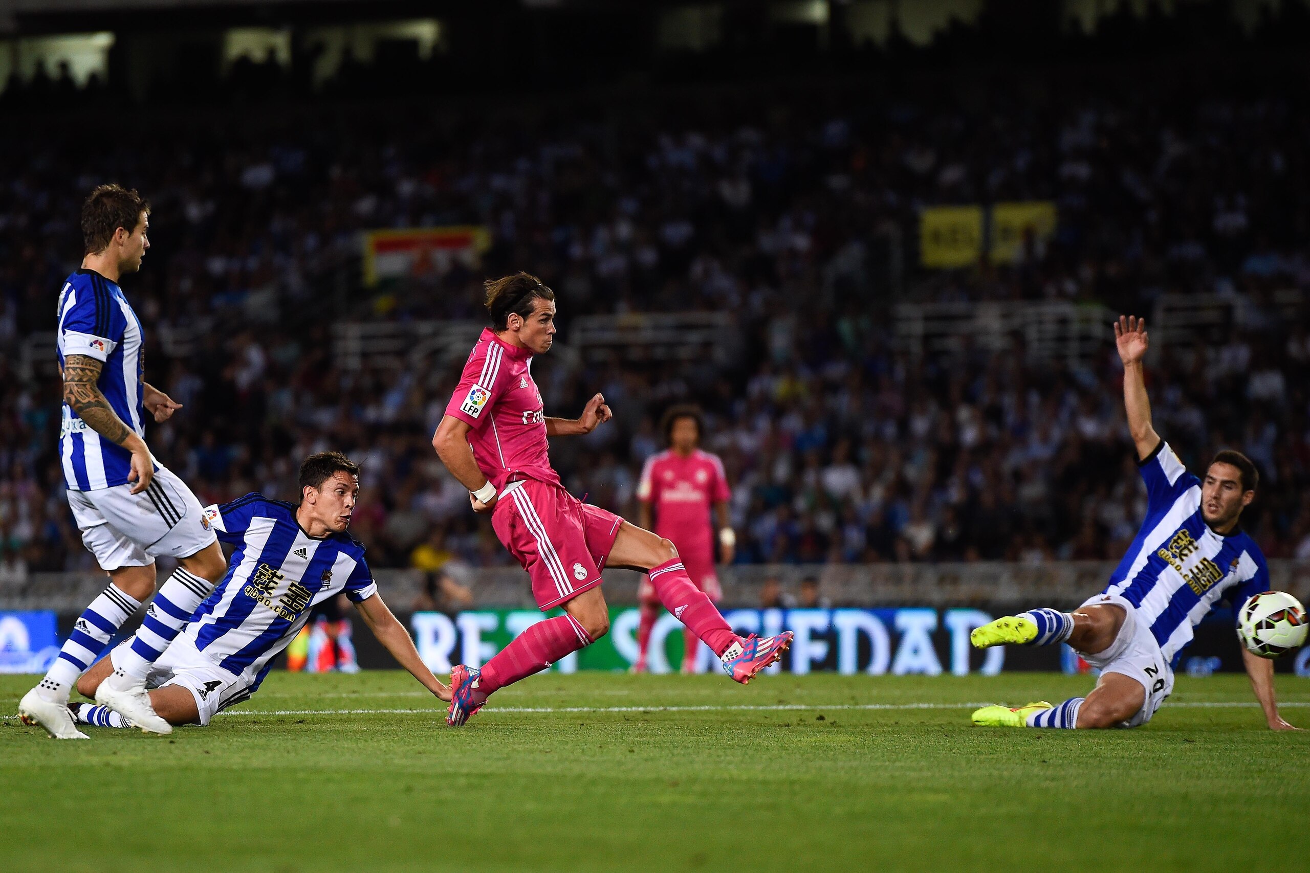 SAN SEBASTIAN, SPAIN - AUGUST 31: Gareth Bale of Real Madrid CF scores his team's second goal during the La Liga match between Real Sociedad de Futbol and Real Madrid CF at Estadio Anoeta on August 31, 2014 in San Sebastian, Spain. (Photo by David Ramos SAN SEBASTIAN, SPAIN - AUGUST 31: Gareth Bale of Real Madrid CF scores his team's second goal during the La Liga match between Real Sociedad de Futbol and Real Madrid CF at Estadio Anoeta on August 31, 2014 in San Sebastian, Spain. (Photo by David Ramos