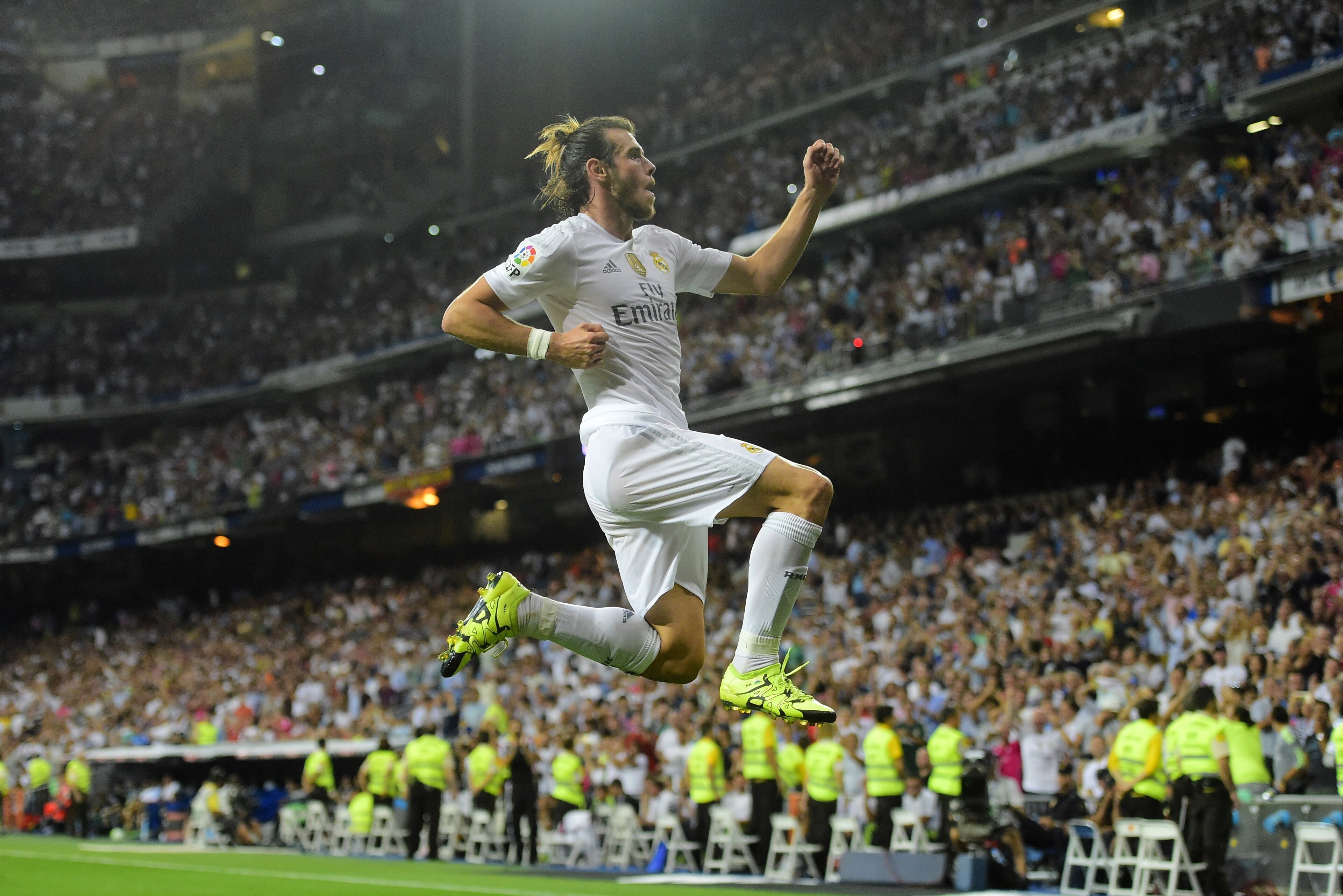 Real Madrid's Welsh forward Gareth Bale celebrates after scoring his second goal during the Spanish league football match Real Madrid CF vs Real Betis Balompie at the Santiago Bernabeu stadium in Madrid on August 29, 2015.   AFP PHOTO/ PIERRE-PHILIPPE MAR