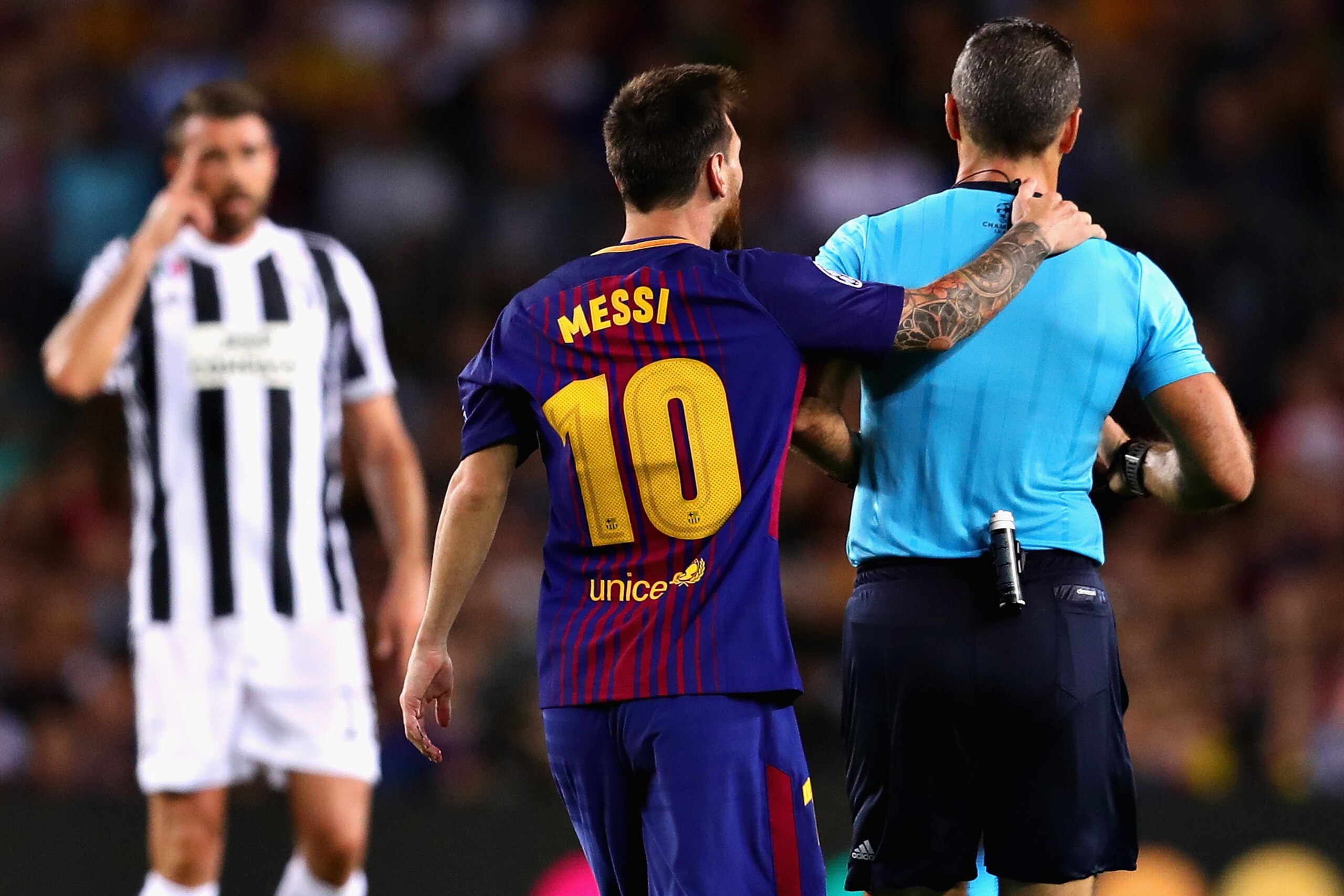 BARCELONA, SPAIN - SEPTEMBER 12:  Lionel Messi of FC Barcelona grabs Referee Damir Skomina during the UEFA Champions League group D match between FC Barcelona and Juventus at Camp Nou on September 12, 2017 in Barcelona, Spain.  (Photo by Chris Brunskill L