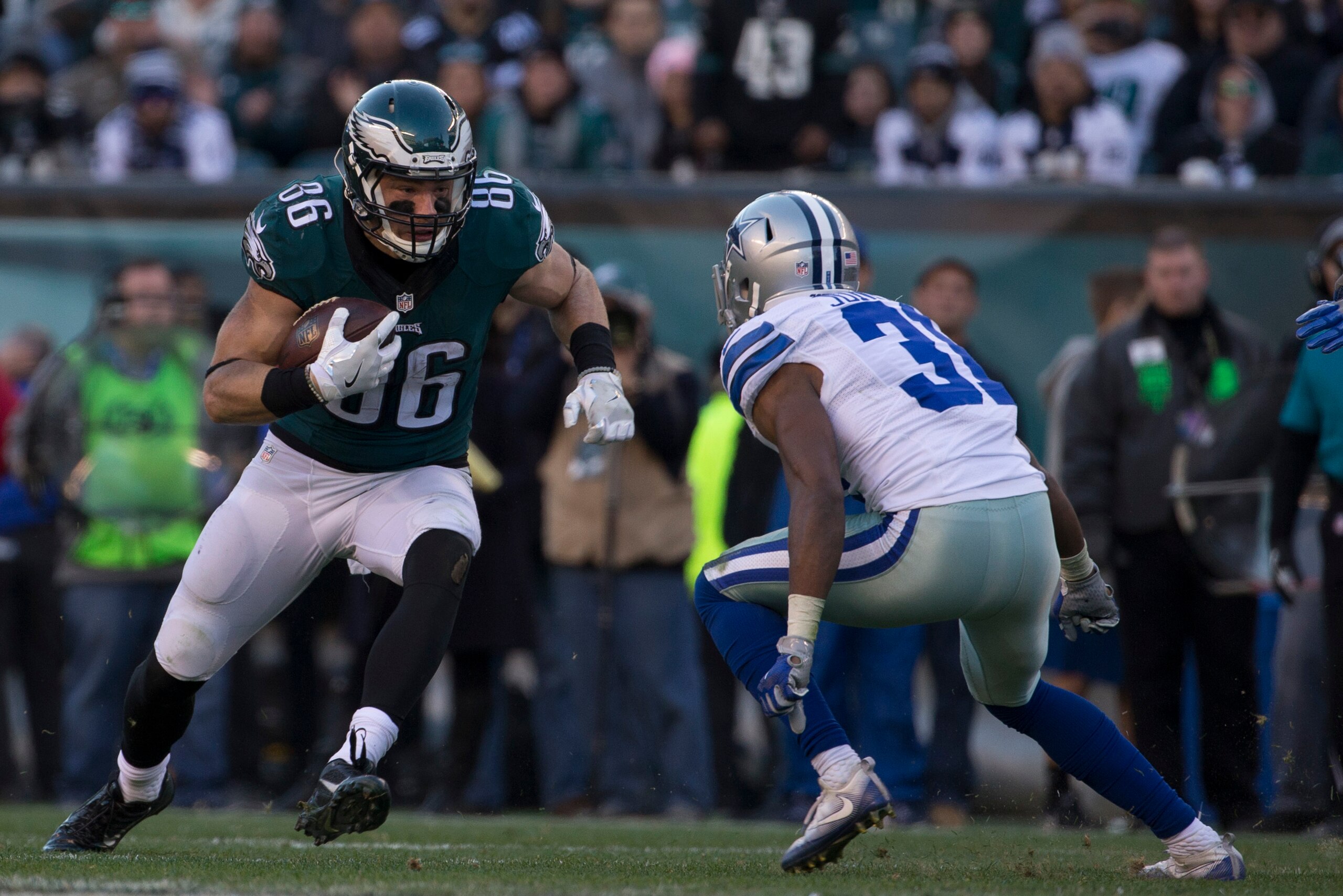 PHILADELPHIA, PA - JANUARY 1: Zach Ertz #86 of the Philadelphia Eagles runs with the ball against Byron Jones #31 of the Dallas Cowboys at Lincoln Financial Field on January 1, 2017 in Philadelphia, Pennsylvania. The Eagles defeated the Cowboys 27-13. (Ph PHILADELPHIA, PA - JANUARY 1: Zach Ertz #86 of the Philadelphia Eagles runs with the ball against Byron Jones #31 of the Dallas Cowboys at Lincoln Financial Field on January 1, 2017 in Philadelphia, Pennsylvania. The Eagles defeated the Cowboys 27-13. (Ph