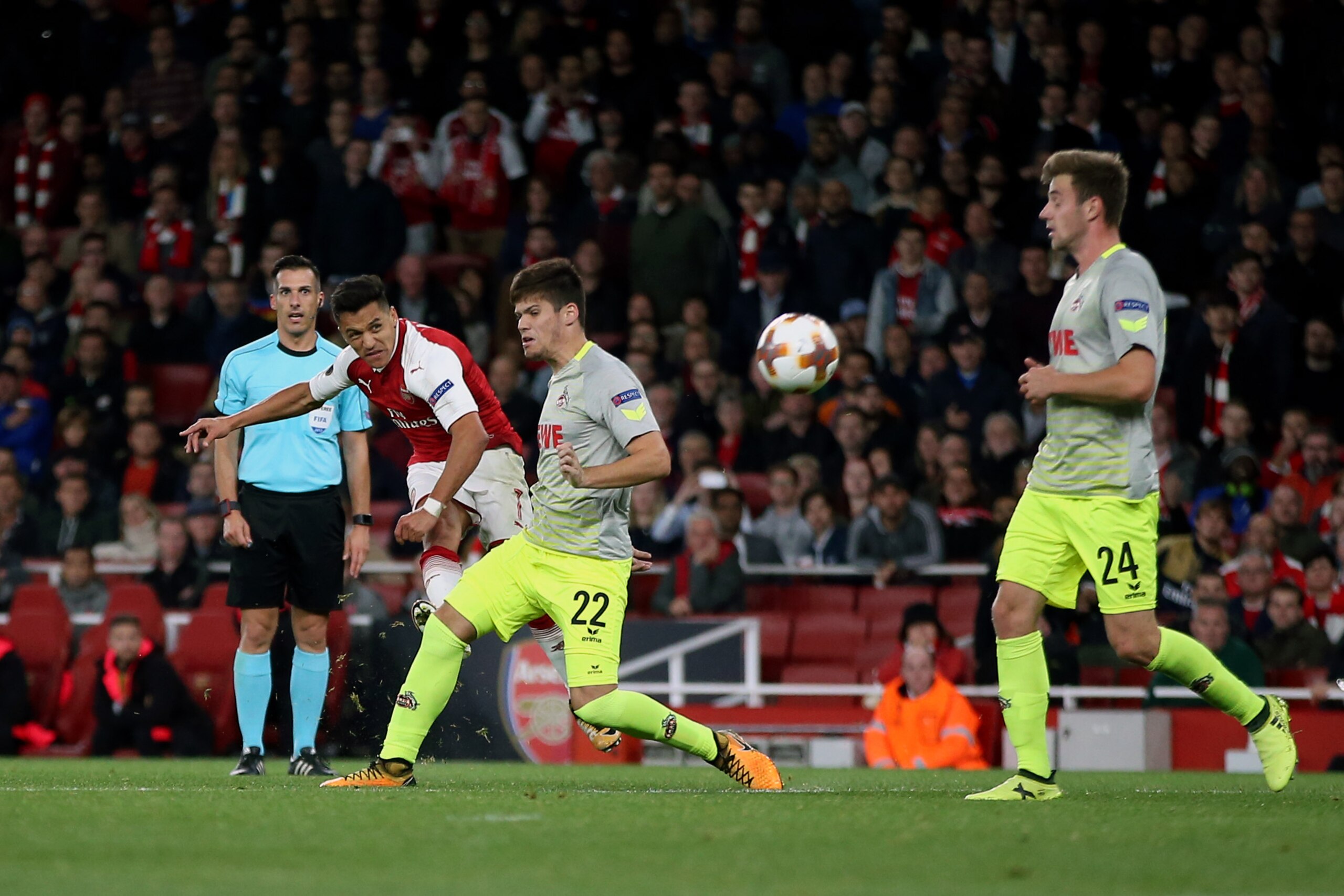LONDON, ENGLAND - SEPTEMBER 14: Alexis Sanchez of Arsenal scores a goal to make it 2-1 during the UEFA Europa League group H match between Arsenal FC and 1. FC Koeln at Emirates Stadium on September 14, 2017 in London, United Kingdom. (Photo by Catherine 