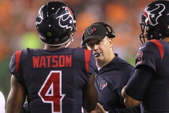 CINCINNATI, OH - SEPTEMBER 14:  Head coach Bill O'Brien of the Houston Texans talks to Deshaun Watson #4 and Tom Savage #3 against the Cincinnati Bengals during the first half at Paul Brown Stadium on September 14, 2017 in Cincinnati, Ohio.  (Photo by Joh