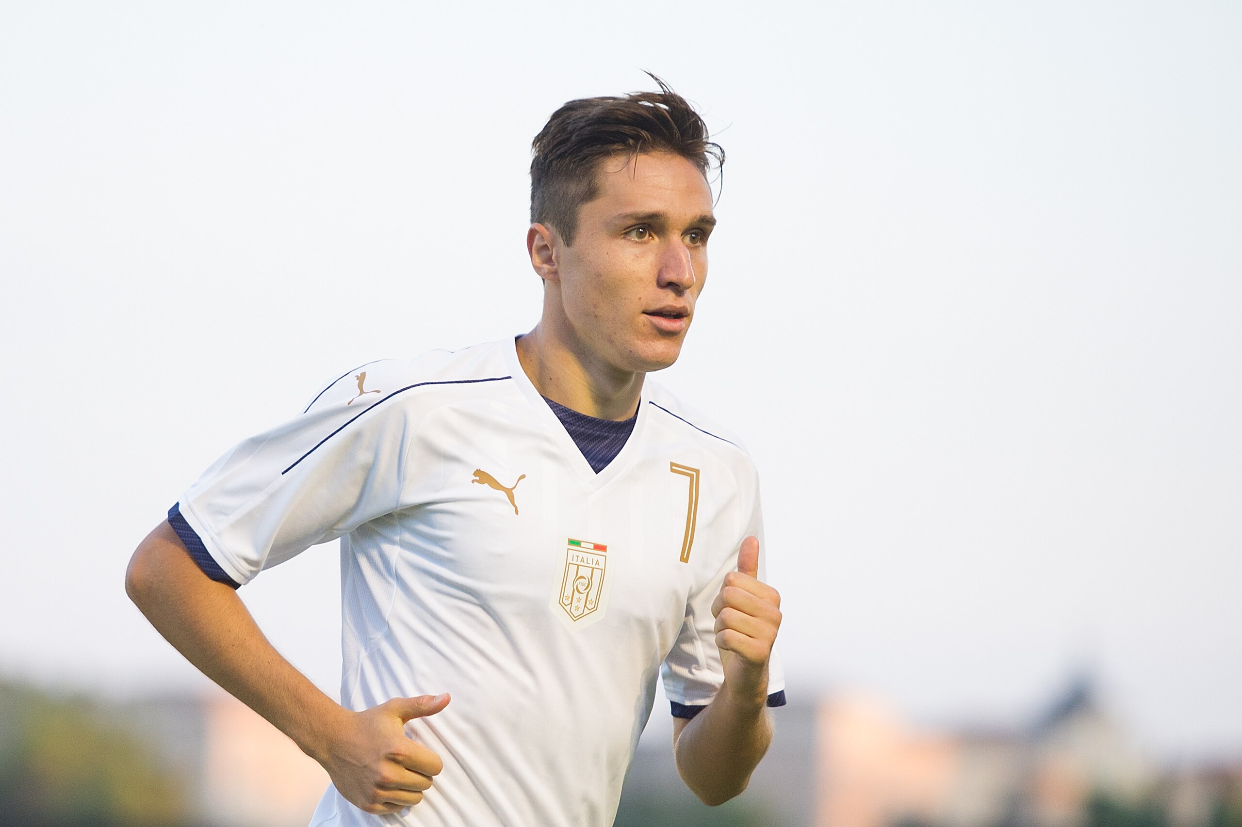 TOLEDO, SPAIN - SEPTEMBER 01: Federico Chiesa of Italy runs to take a corner kick during the Italy v Spain Under-21 Friendly match at Estadio Municipal Salta del Caballo on September 1, 2017 in Toledo, Spain. (Photo by Denis Doyle/Getty Images)