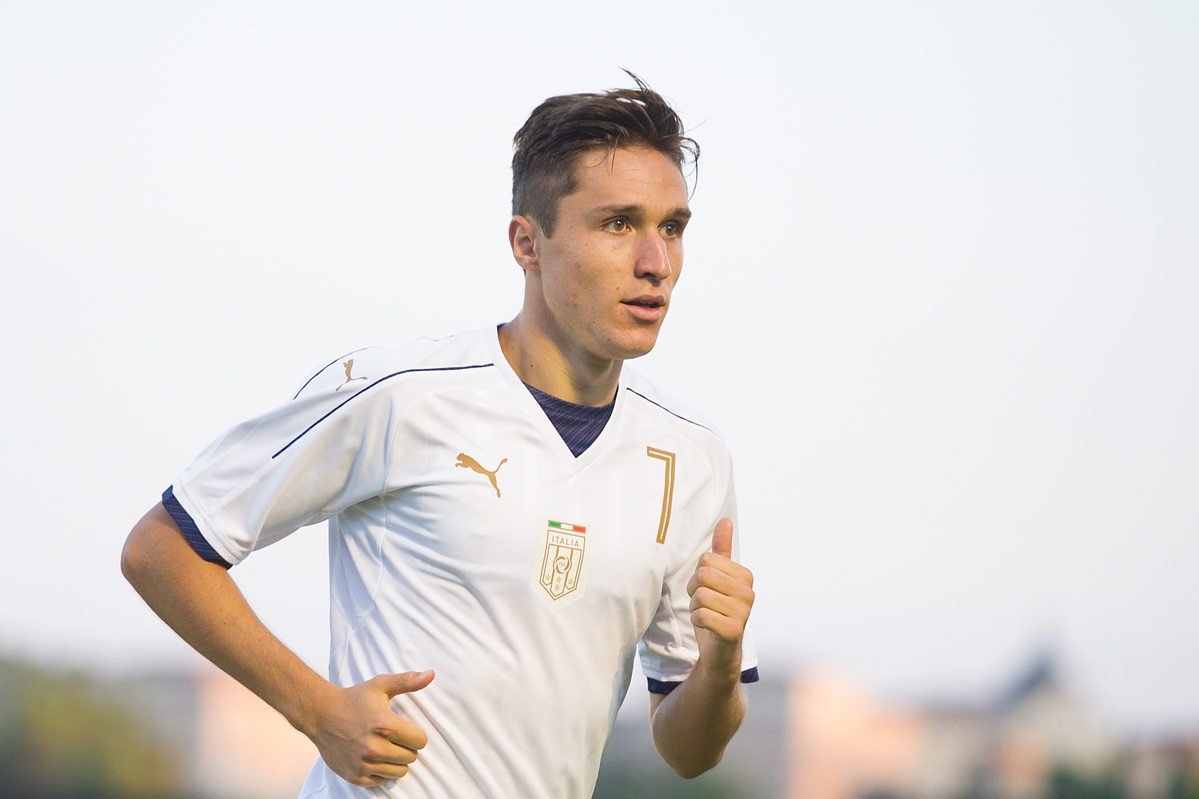 TOLEDO, SPAIN - SEPTEMBER 01: Federico Chiesa of Italy runs to take a corner kick during the Italy v Spain Under-21 Friendly match at Estadio Municipal Salta del Caballo on September 1, 2017 in Toledo, Spain. (Photo by Denis Doyle/Getty Images)