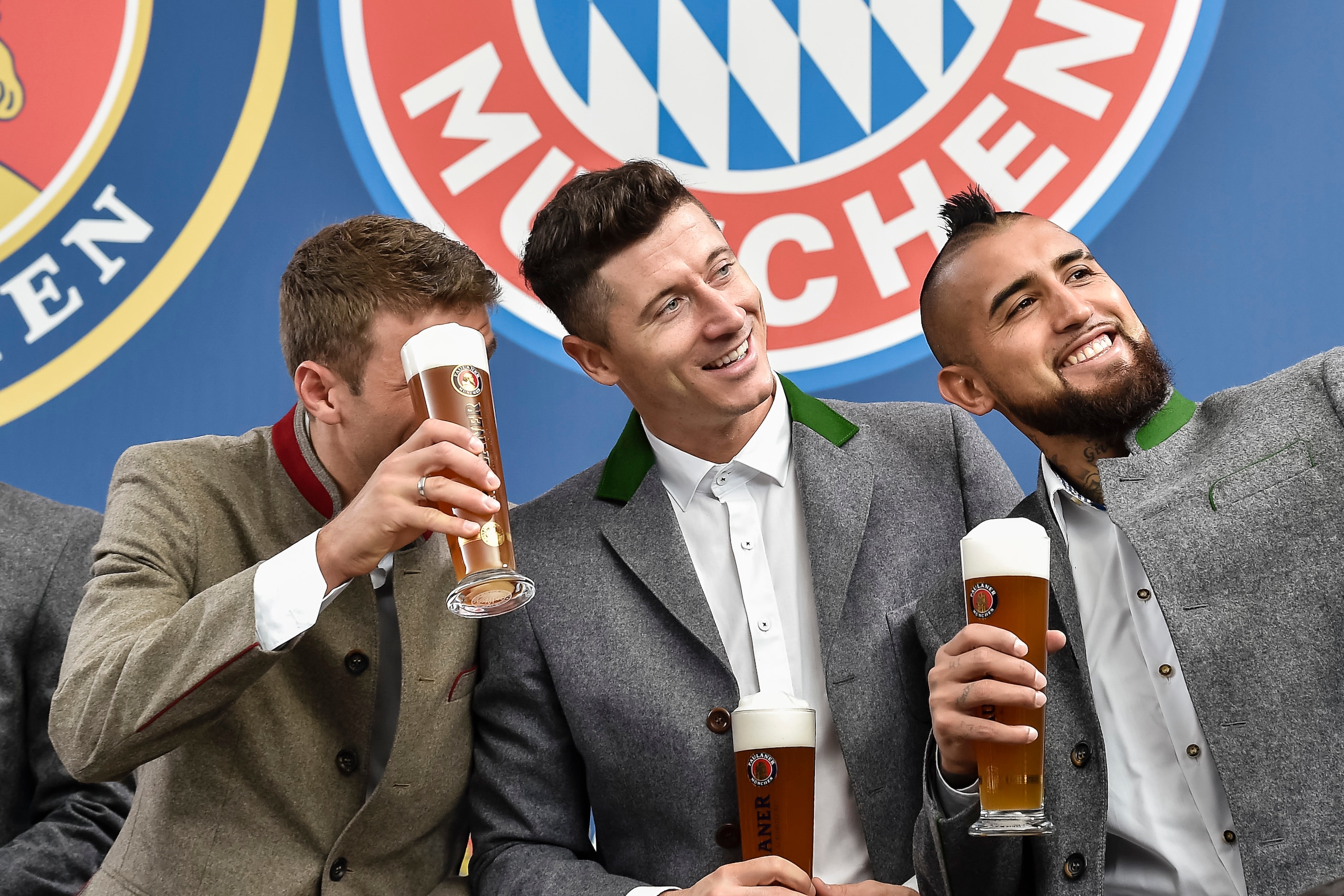 (L-R) Bayern Munich's German striker Thomas Mueller, Bayern Munich's Polish striker Robert Lewandowski and Bayern Munich's Chilian midfielder Arturo Vidal gratulate Thomas Mueller to his birthday and pose for a selfie during a photo shooting for a FC Baye
