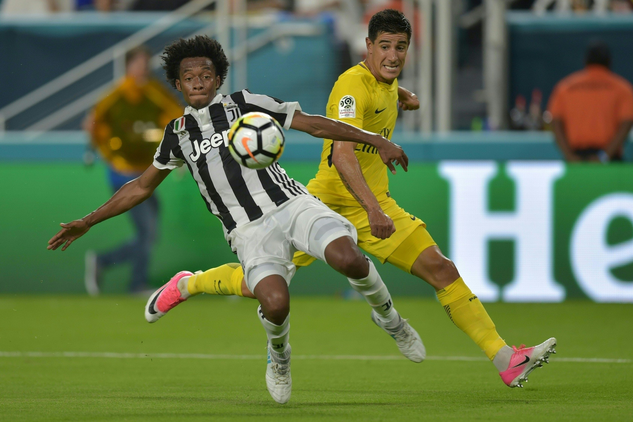 Yuri Berchiche (R) of Paris Saint-Germain and Juan Cuadrado of Juventus vie for the ball during their International Champions Cup (ICC) football match on July 26, 2017 at the Hard Rock Stadium, in Miami, Florida. / AFP PHOTO / HECTOR RETAMAL (Phot Yuri Berchiche (R) of Paris Saint-Germain and Juan Cuadrado of Juventus vie for the ball during their International Champions Cup (ICC) football match on July 26, 2017 at the Hard Rock Stadium, in Miami, Florida. / AFP PHOTO / HECTOR RETAMAL (Phot
