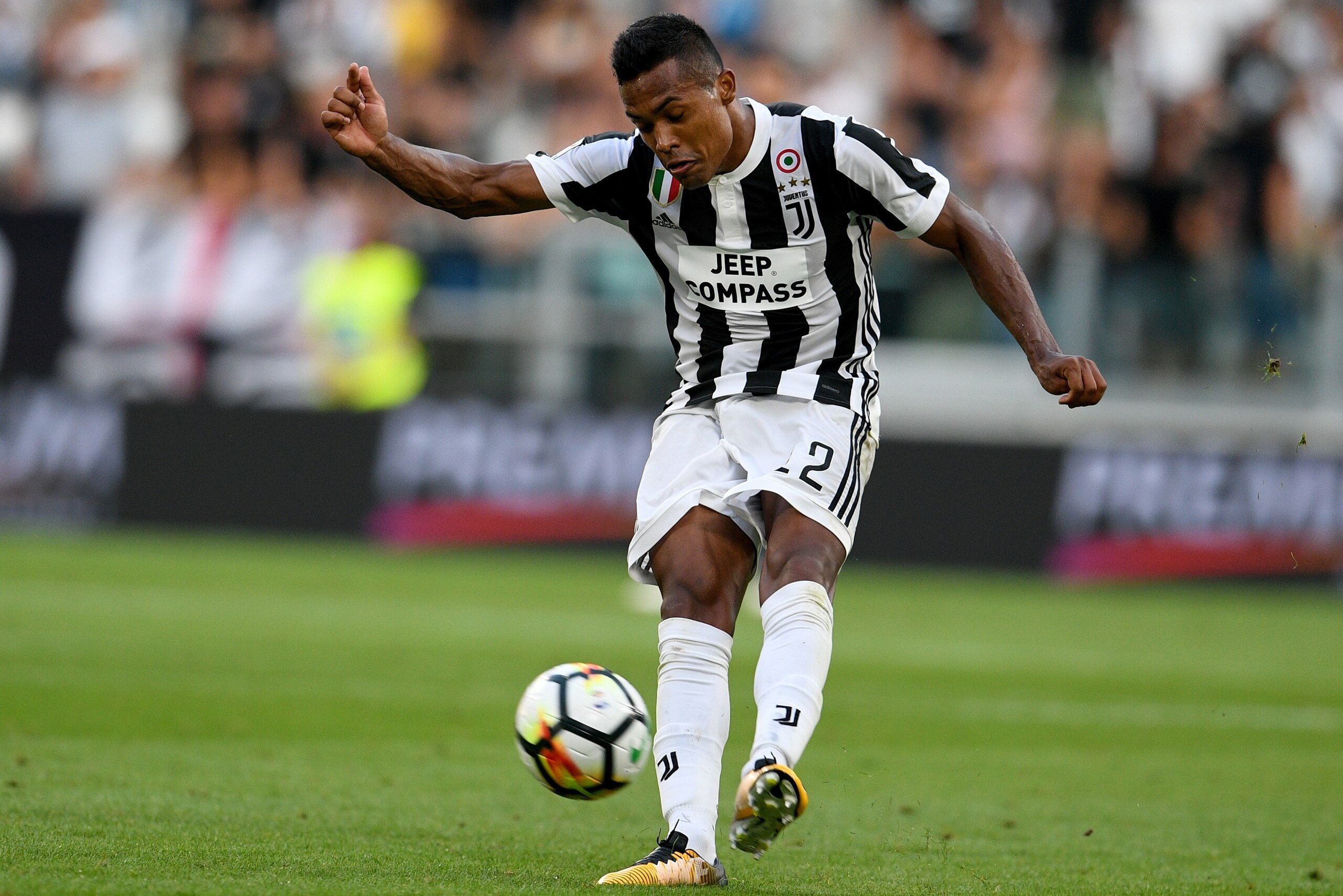 TURIN, ITALY - AUGUST 19:  Alex Sandro of Juventus FC in action during the Serie A match between Juventus and Cagliari Calcio at Allianz Stadium on August 19, 2017 in Turin, Italy.  (Photo by Claudio Villa/Getty Images)