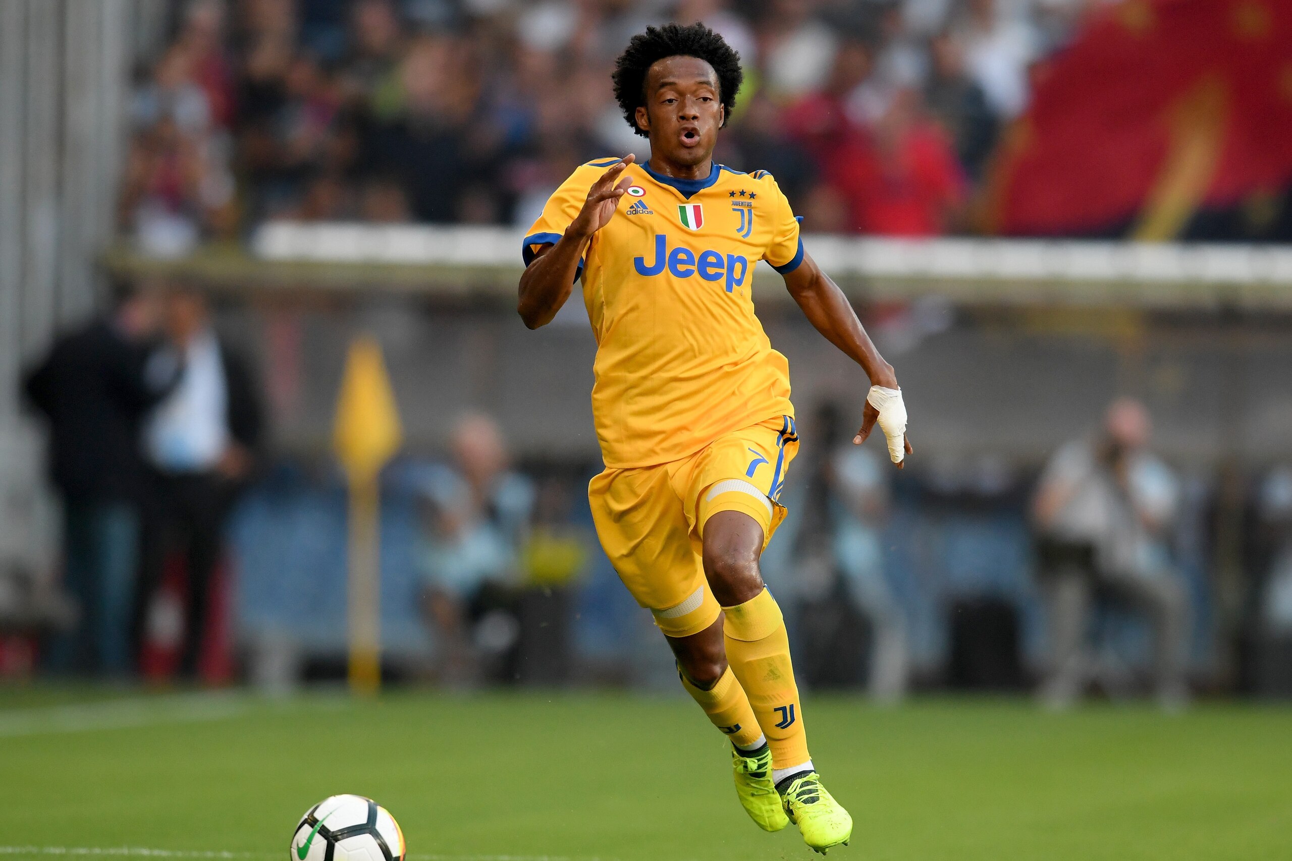 GENOA, ITALY - AUGUST 26:  Juan Cuadrado of Juventus FC in action during the Serie A match between Genoa CFC and Juventus at Stadio Luigi Ferraris on August 26, 2017 in Genoa, Italy.  (Photo by Claudio Villa./Getty Images)
