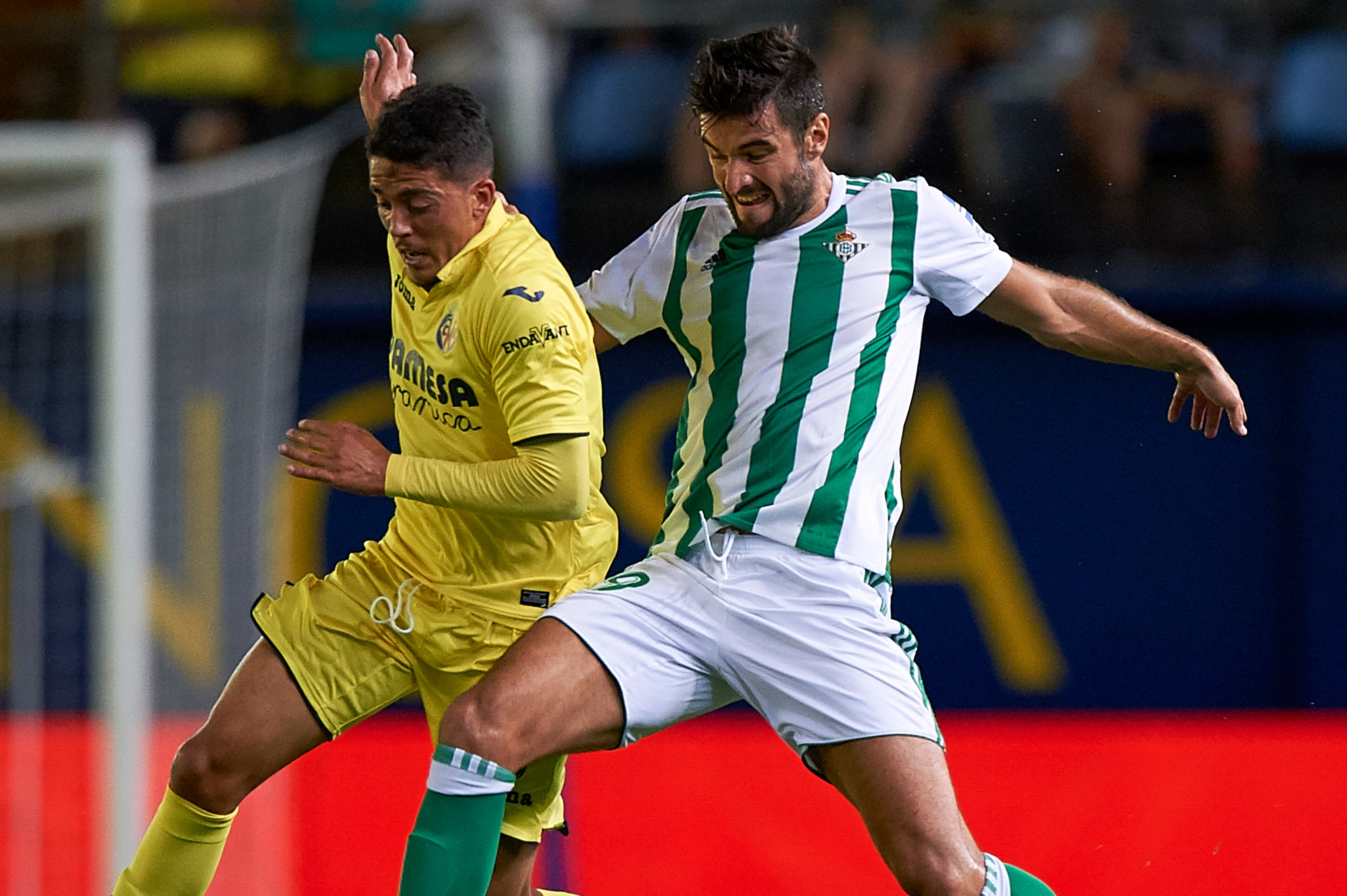 VILLARREAL, SPAIN - SEPTEMBER 10:  Pablo Fornals (L) of Villarreal competes fot the ball with Antonio Barragan of Betis during the La Liga match between Villarreal CF and Real Betis at Estadio de la Ceramica on September 10, 2017 in Villarreal, Spain.  (P