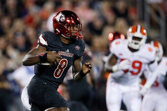 LOUISVILLE, KY - SEPTEMBER 16: Lamar Jackson #8 of the Louisville Cardinals runs the ball for a 30-yard gain in the first quarter of a game against the Clemson Tigers at Papa John's Cardinal Stadium on September 16, 2017 in Louisville, Kentucky. (Photo by