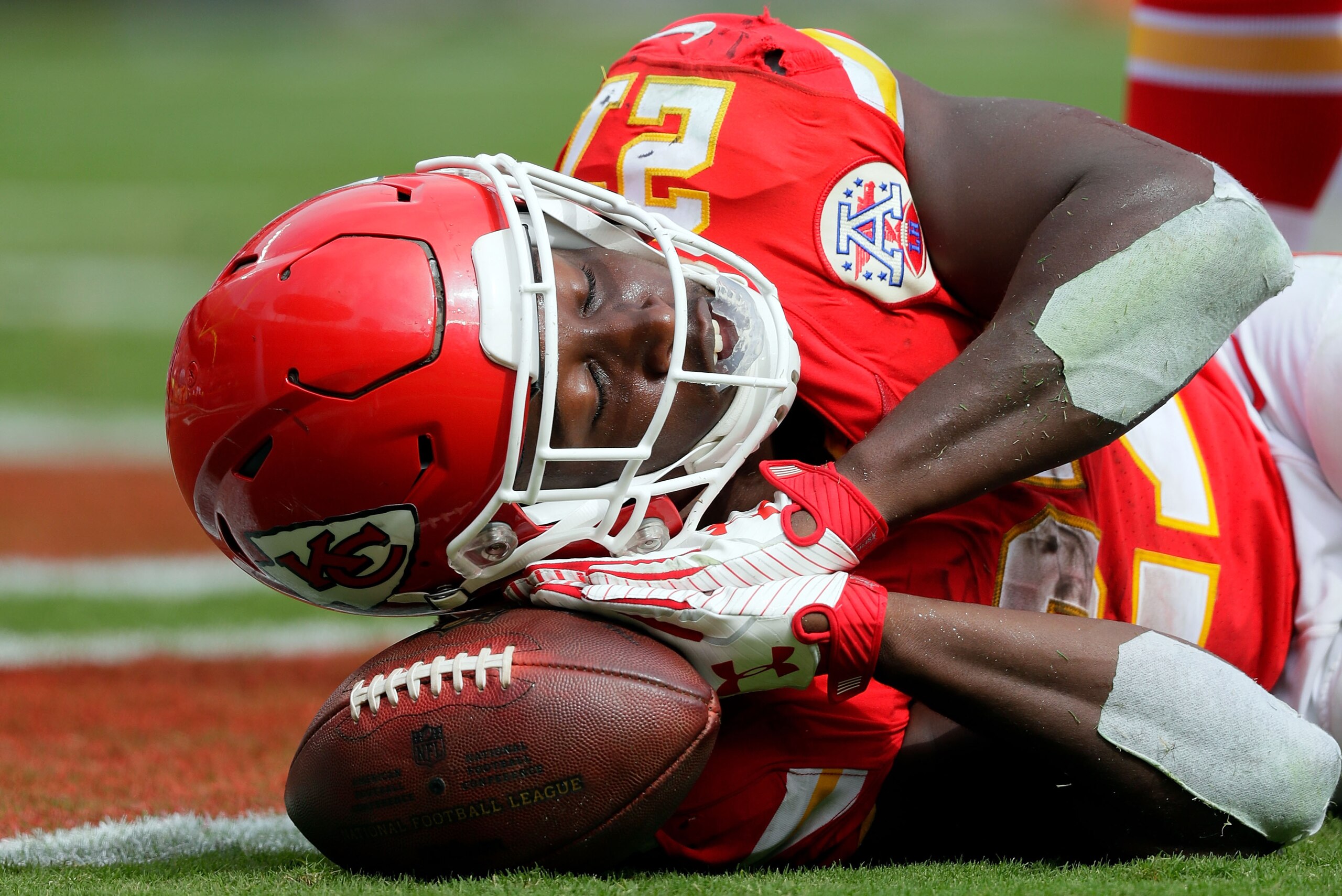 KANSAS CITY, MO - SEPTEMBER 17:  Running back Kareem Hunt #27 of the Kansas City Chiefs celebrates after scoring a touchdown during the game against the Philadelphia Eagles at Arrowhead Stadium on September 17, 2017 in Kansas City, Missouri.  (Photo by Ja