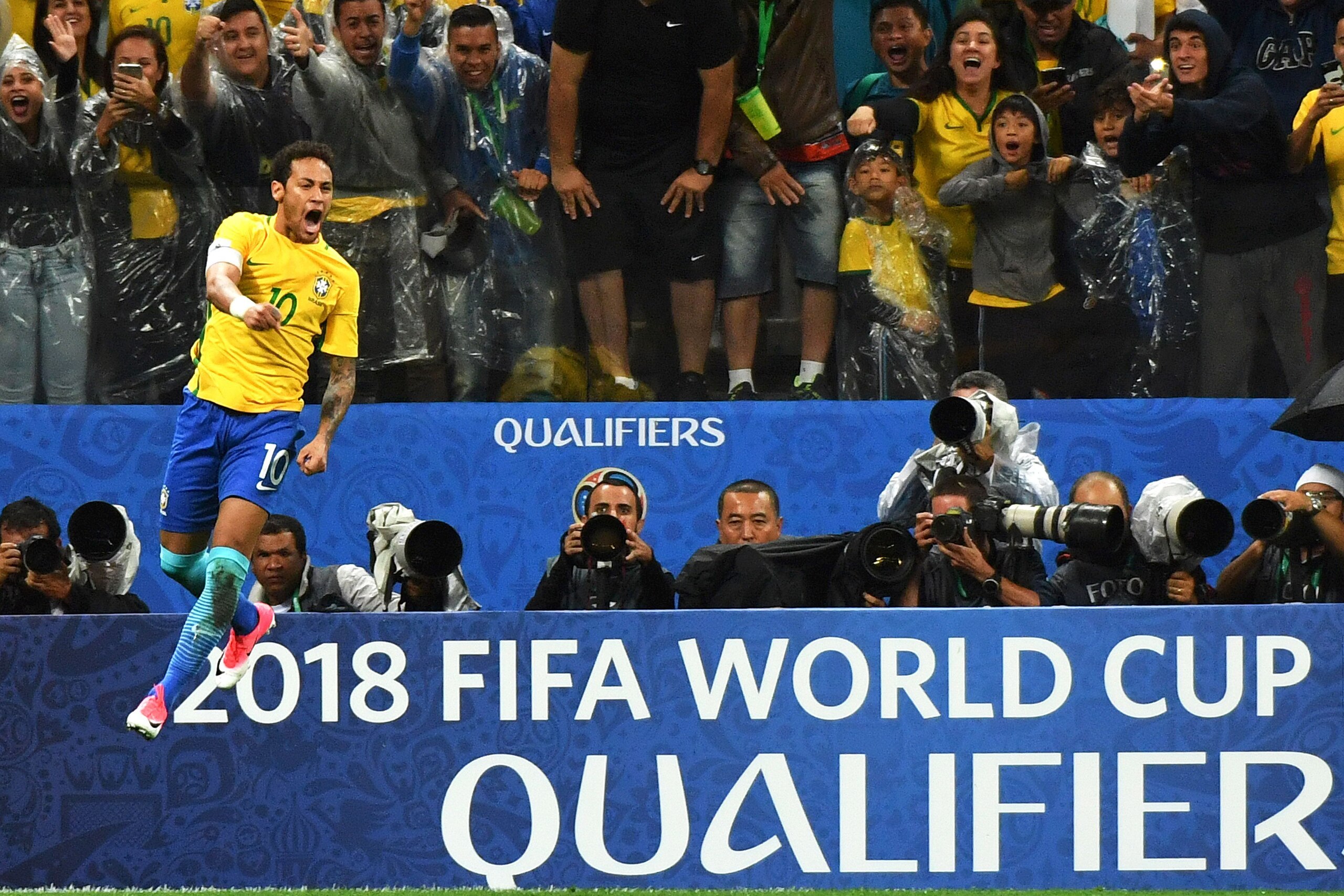 Brazil's forward Neymar celebrates after scoring against Paraguay during their 2018 FIFA World Cup qualifier football match in Sao Paulo, Brazil on March 28, 2017. / AFP PHOTO / NELSON ALMEIDA        (Photo credit should read NELSON ALMEIDA/AFP/Getty Imag