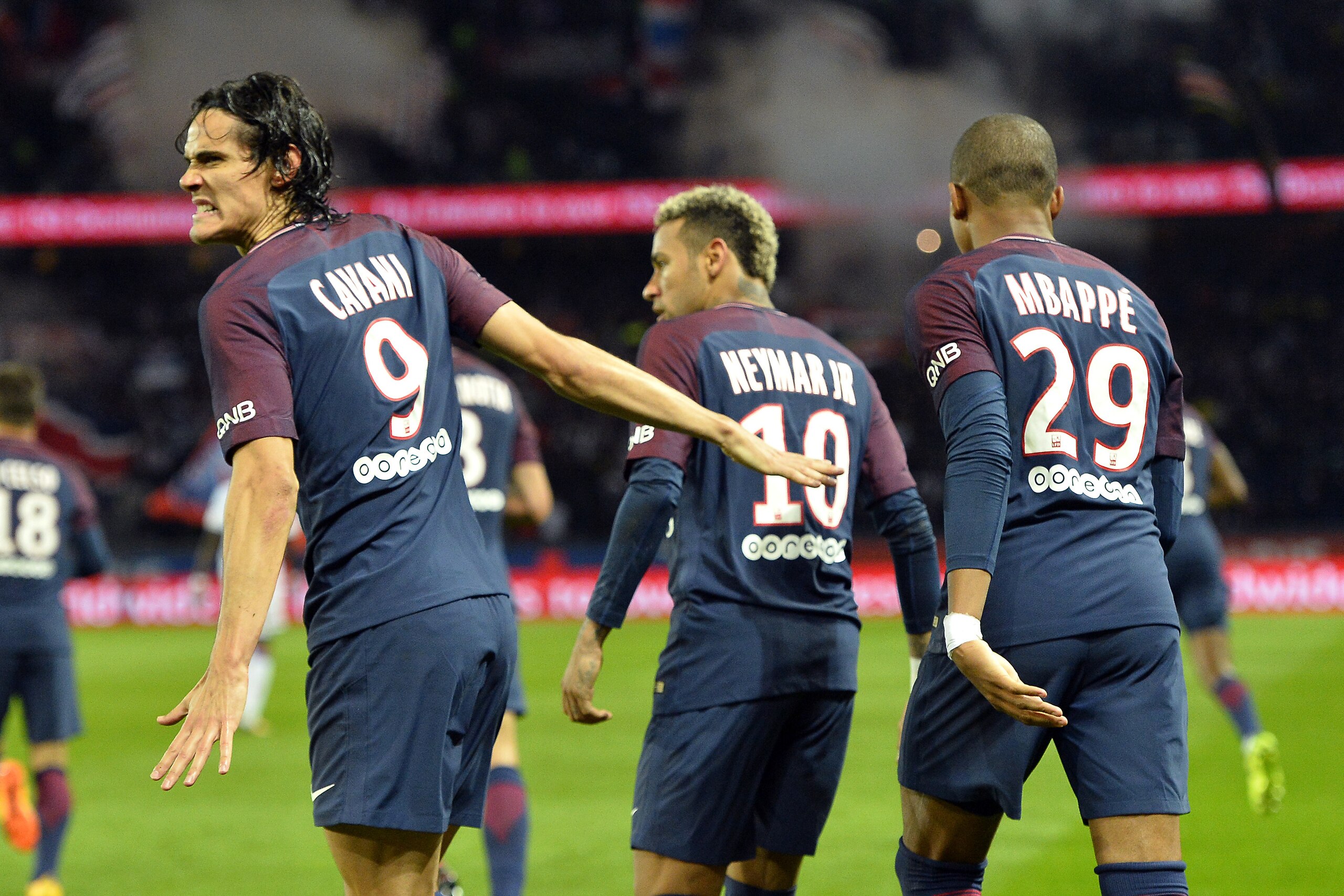 PARIS, FRANCE - SEPTEMBER 17:  Edinson Cavani of Paris Saint-Germain reacts after scoring during the Ligue 1 match between Paris Saint Germain and Olympique Lyonnais  at Parc des Princes on September 17, 2017 in Paris, .  (Photo by Aurelien Meunier/Getty 