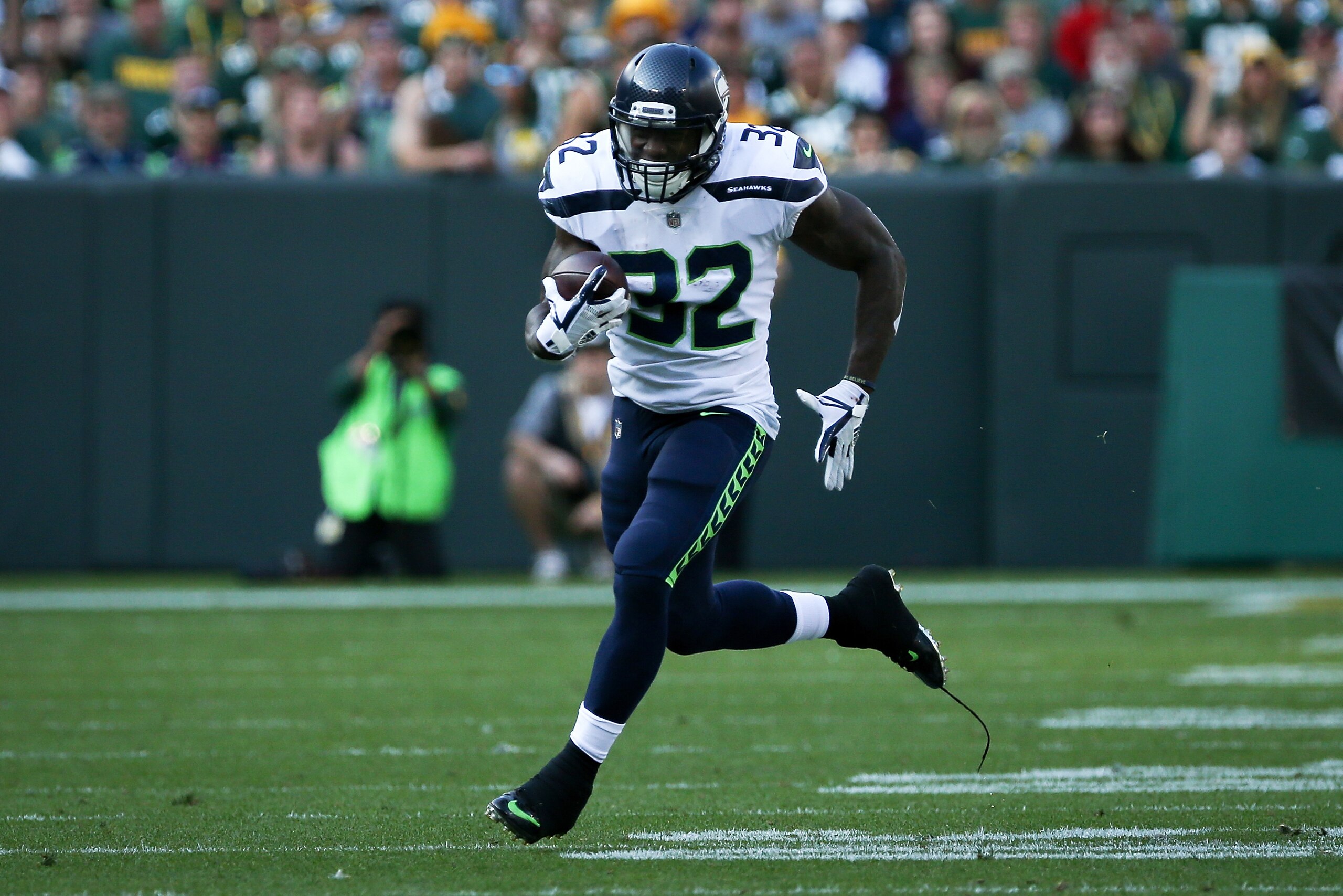 GREEN BAY, WI - SEPTEMBER 10:  Chris Carson #32 of the Seattle Seahawks runs with the ball in the third quarter against the Green Bay Packers at Lambeau Field on September 10, 2017 in Green Bay, Wisconsin.  (Photo by Dylan Buell/Getty Images)