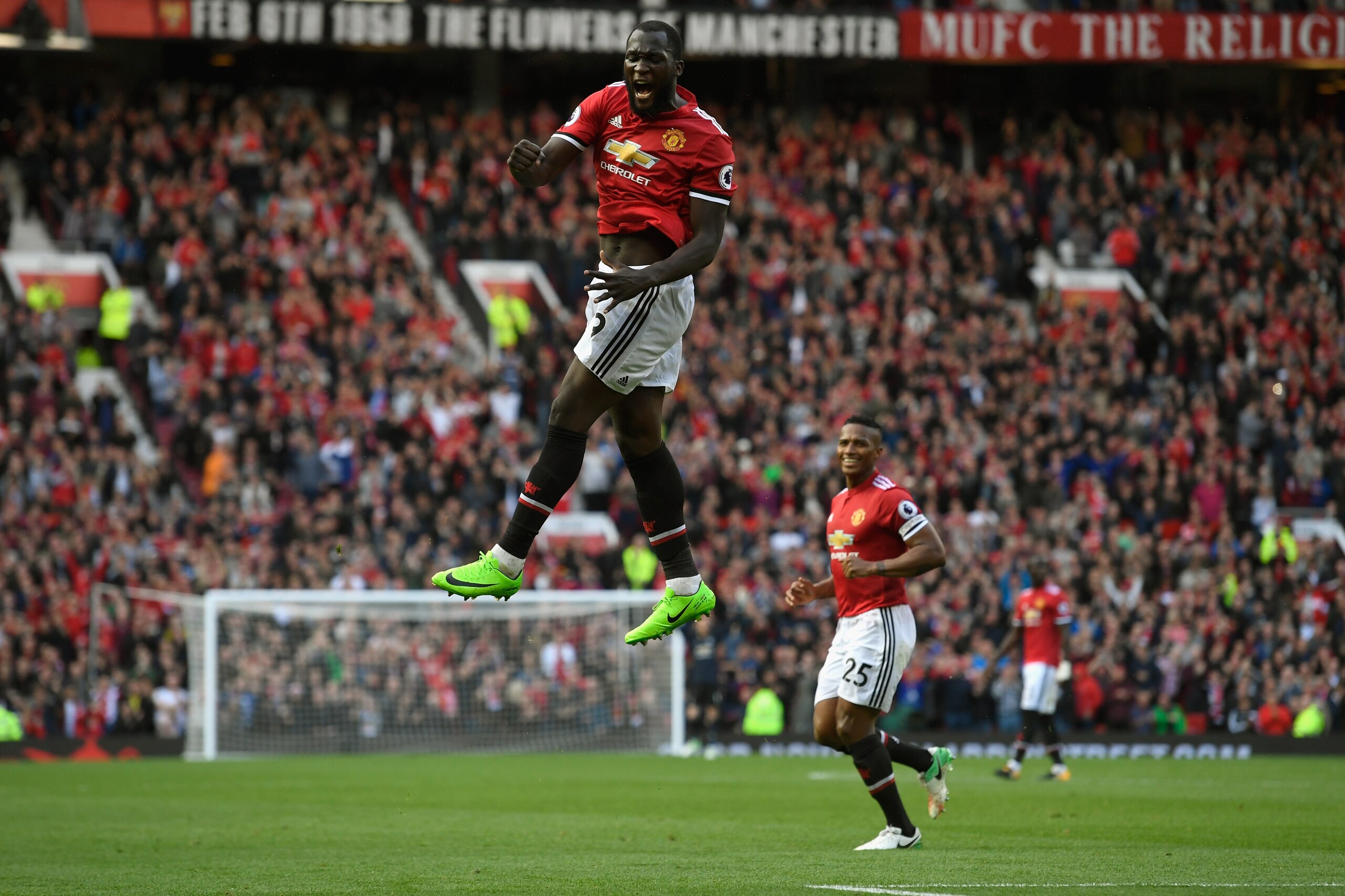 MANCHESTER, ENGLAND - SEPTEMBER 17:  Romelu Lukaku of Manchester United celebrates scoring his sides third goal during the Premier League match between Manchester United and Everton at Old Trafford on September 17, 2017 in Manchester, England.  (Photo by 