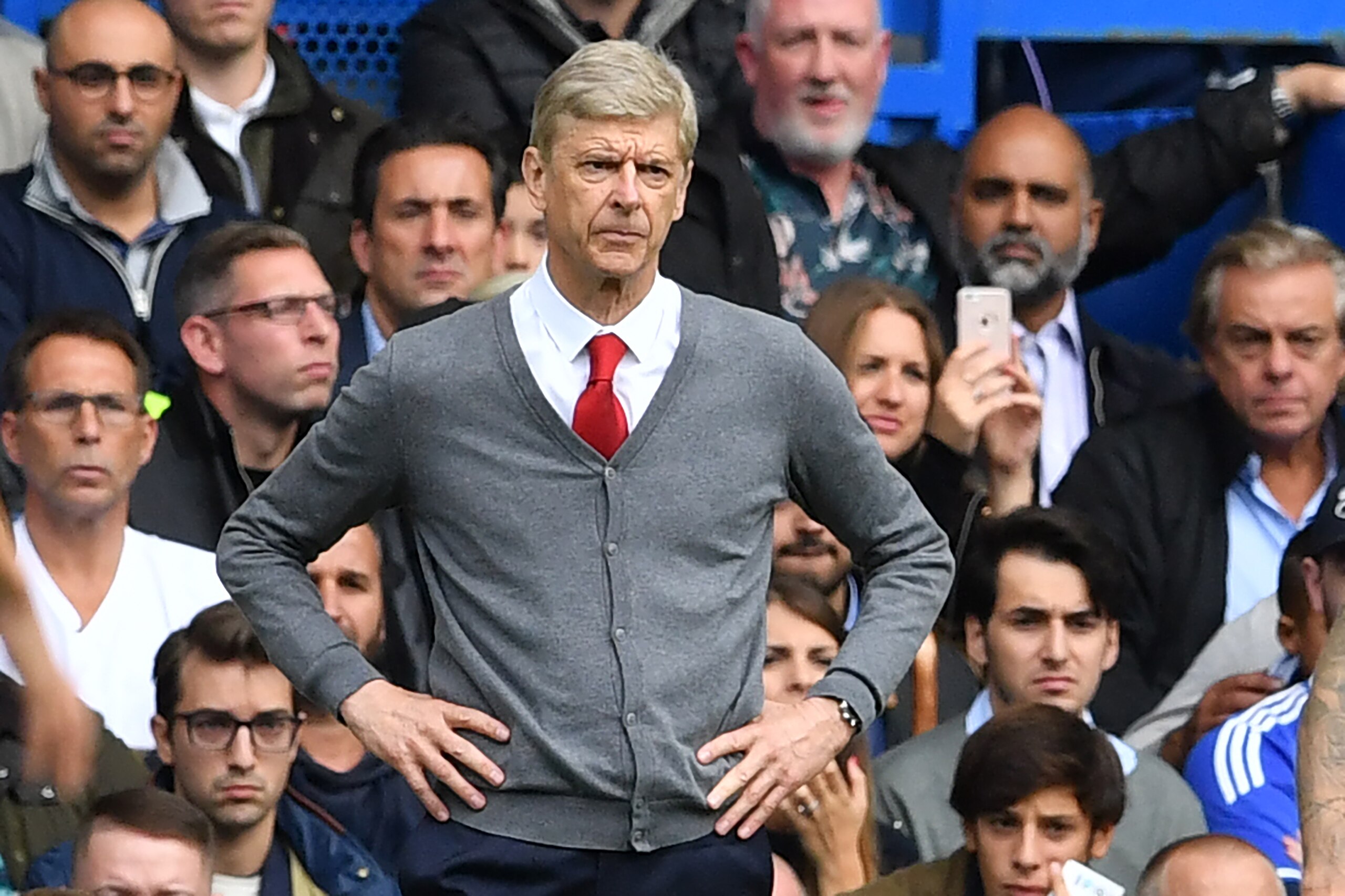 Arsenal's French manager Arsene Wenger looks on from the touchline during the English Premier League football match between Chelsea and Arsenal at Stamford Bridge in London on September 17, 2017. / AFP PHOTO / Ben STANSALL / RESTRICTED TO EDITORIAL USE. N