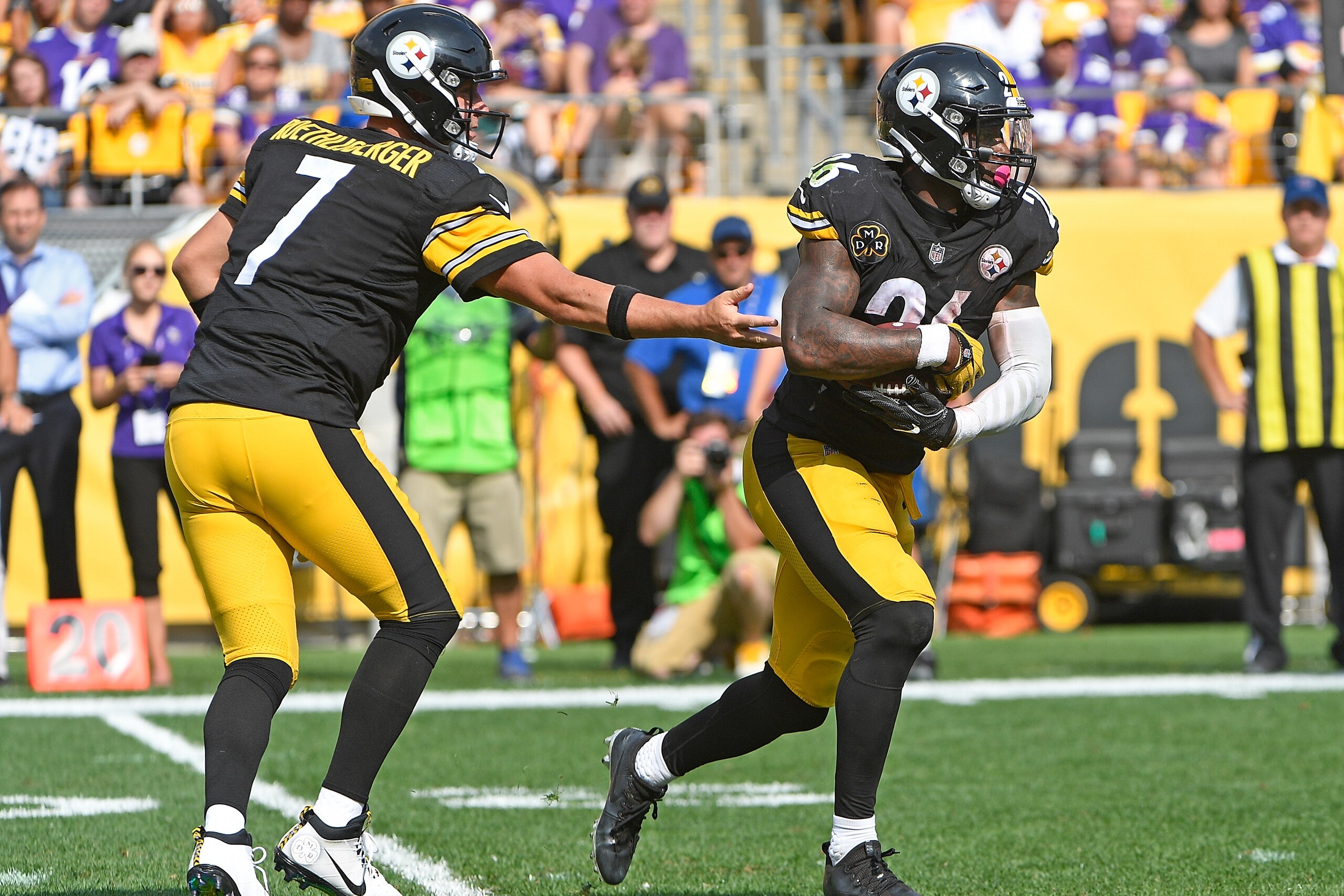 PITTSBURGH, PA - SEPTEMBER 17:  Ben Roethlisberger #7 of the Pittsburgh Steelers hands off to Le'Veon Bell #26 in the second half during the game against the Minnesota Vikings at Heinz Field on September 17, 2017 in Pittsburgh, Pennsylvania. (Photo by Jus