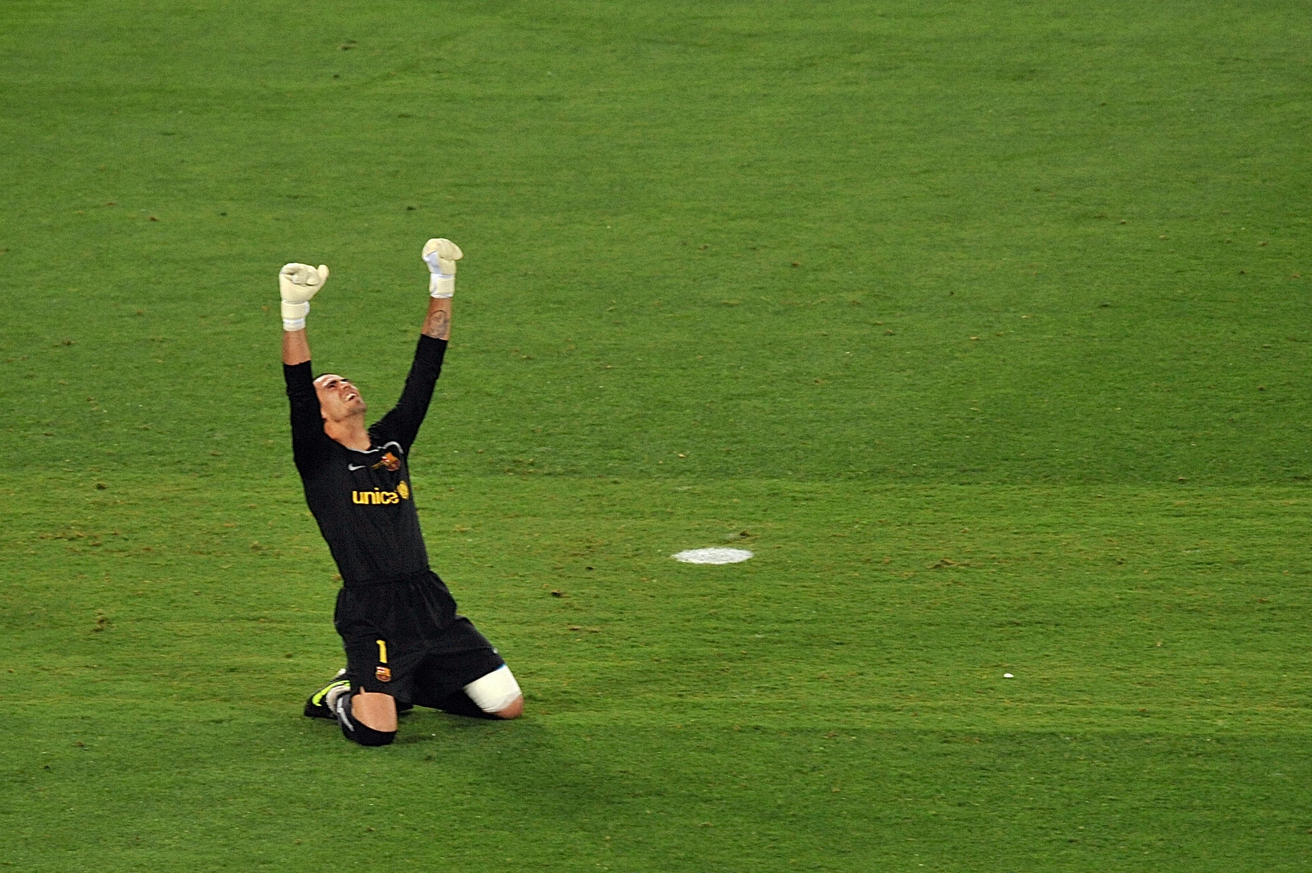 Barcelona´s goalkeeper Victor Valdes celebrates at the end of the Champions League Cup match against Manchester United on May 27, 2009 at the Olympic Stadium in Rome. Barcelona defeated  Manchester United 2-0 in the final of the UEFA football Champions Le