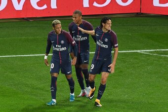 Paris Saint-Germain's Uruguayan forward Edinson Cavani (R) celebrates with Paris Saint-Germain's Brazilian forward Neymar (L) and Paris Saint-Germain's French forward Kylian Mbappe after scoring the opening goal during the French Ligue 1 football match be