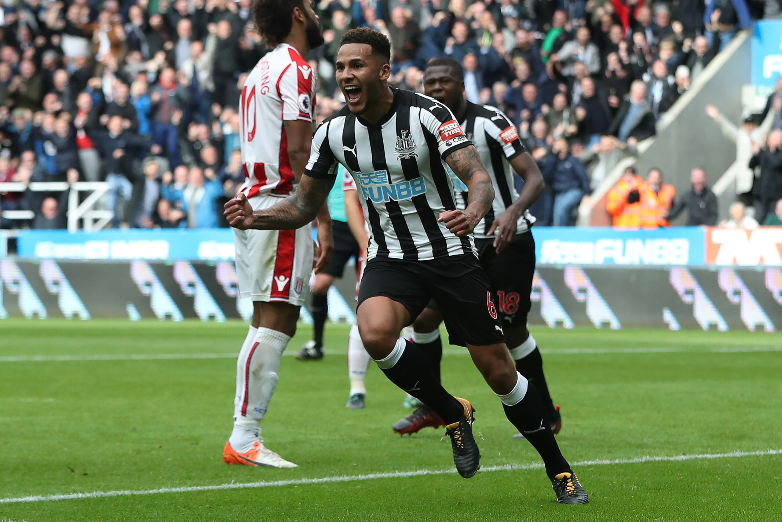 NEWCASTLE UPON TYNE, ENGLAND - SEPTEMBER 16:   Jamaal Lascelles of Newcastle United celebrates after he scores the winning goal during the Premier League match between Newcastle United and Stoke City at St. James Park on September 16, 2017 in Newcastle up