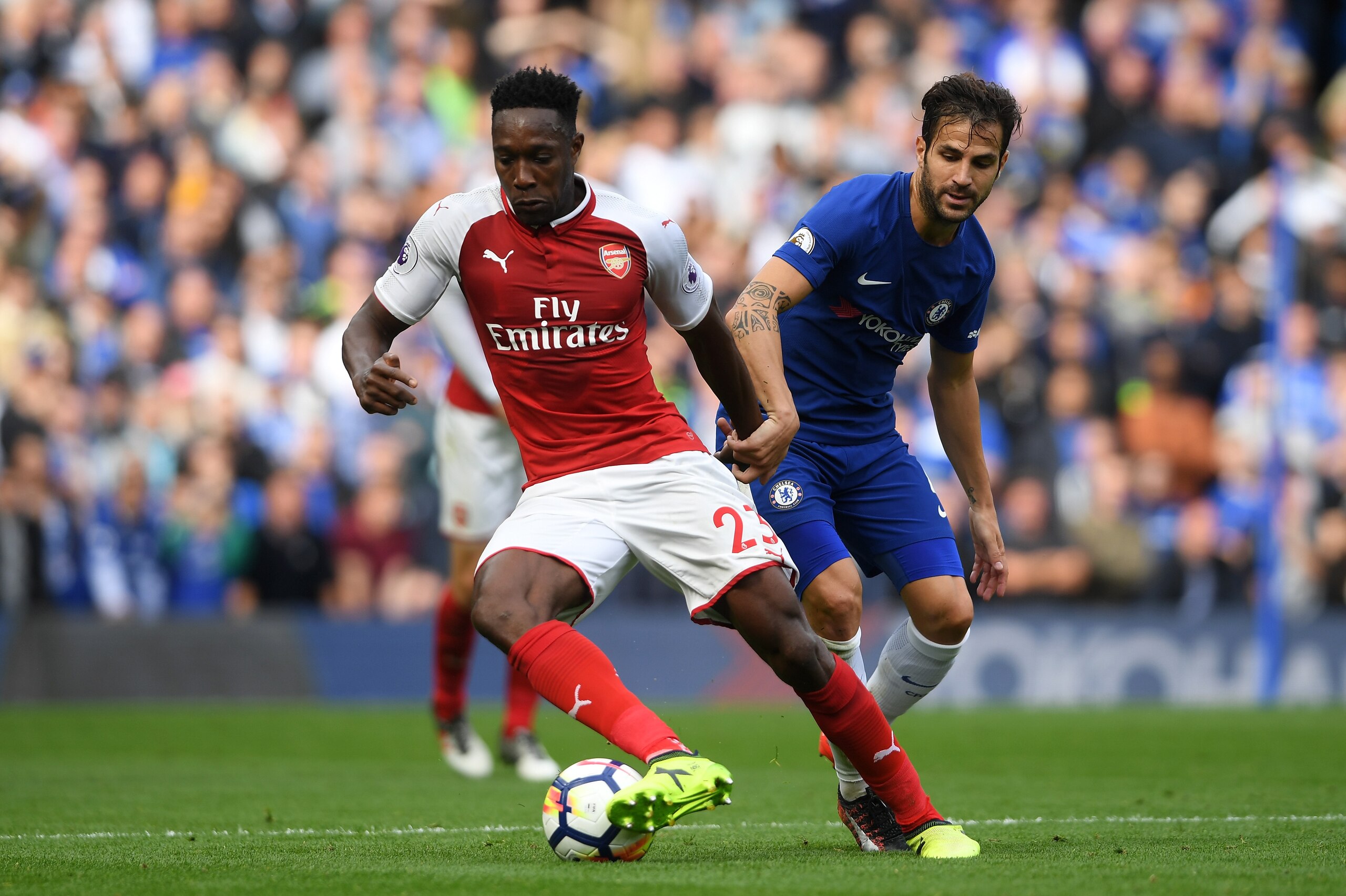LONDON, ENGLAND - SEPTEMBER 17: Danny Welbeck of Arsenal attempts to get away from Cesc Fabregas of Chelsea during the Premier League match between Chelsea and Arsenal at Stamford Bridge on September 17, 2017 in London, England.  (Photo by Mike Hewitt/Get