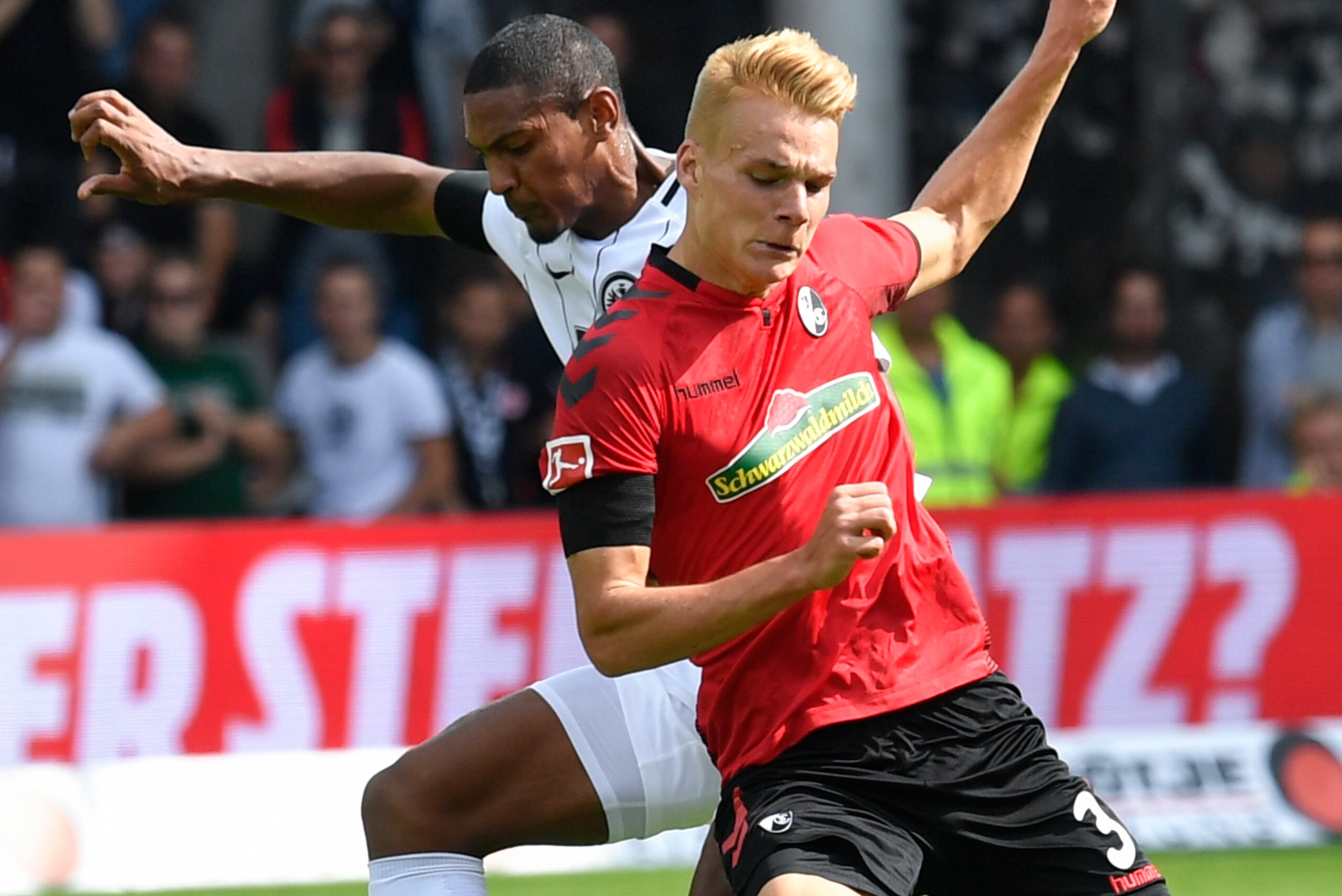 Freiburg's Austrian defender Philipp Lienhart (R) and Frankfurt's French forward Sebastien Haller vie for the ball during the German First division Bundesliga football match SC Freiburg v Eintracht Frankfurt in Freiburg, southern Germany on August 20, 201