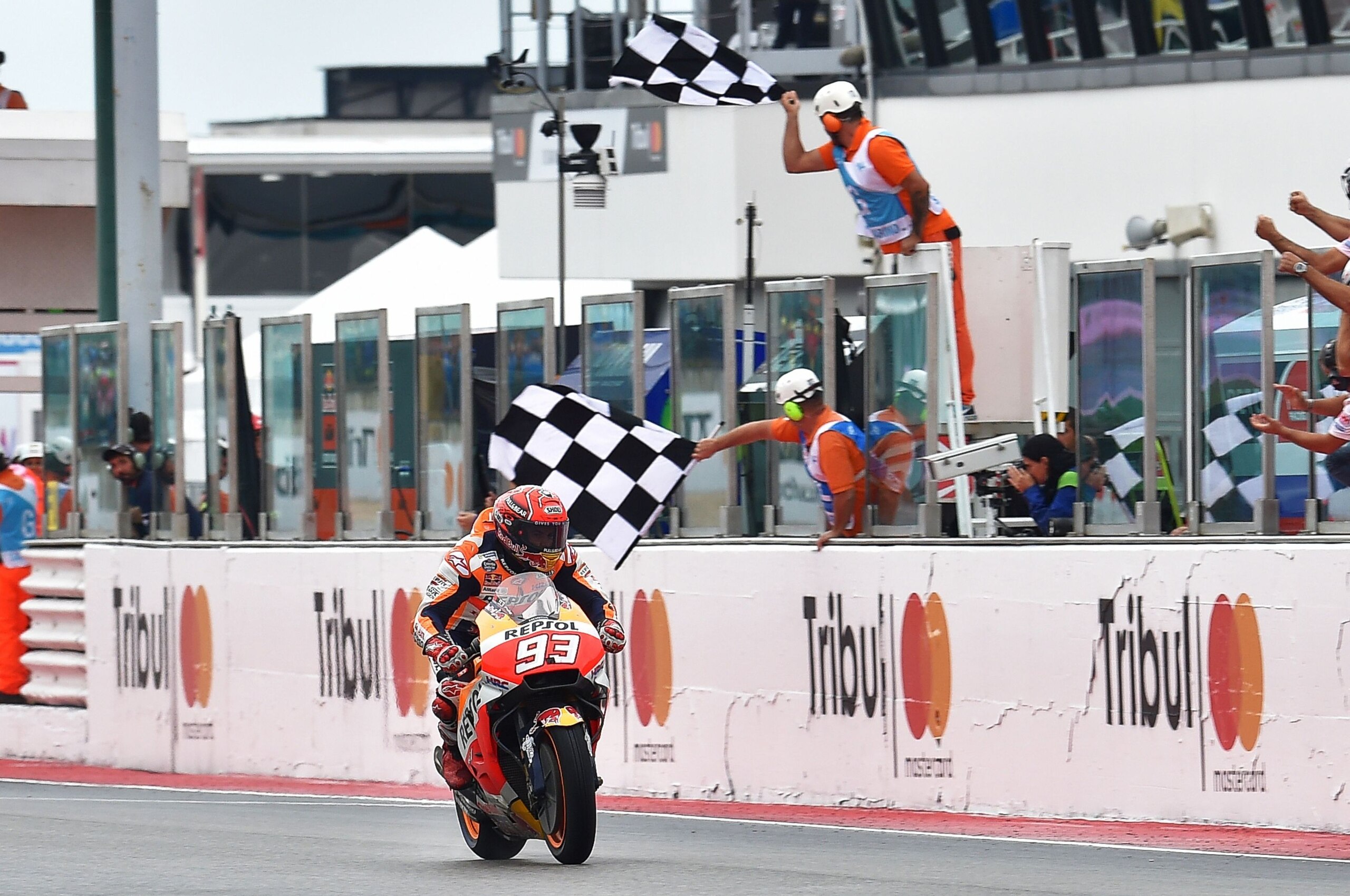 Repsol Honda's Spanish  rider Spanish Marc Marquez crosses the finish line and wins  the San Marino Moto GP Grand Prix at the Marco Simoncelli Circuit in Misano, on September 10, 2017. / AFP PHOTO / ANDREAS SOLARO        (Photo credit should read ANDREAS 