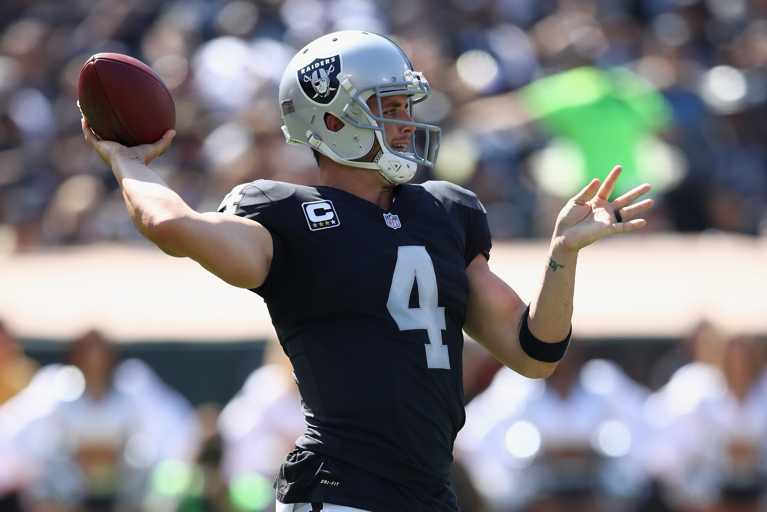 OAKLAND, CA - SEPTEMBER 17:  Derek Carr #4 of the Oakland Raiders passes the ball against the New York Jets at Oakland-Alameda County Coliseum on September 17, 2017 in Oakland, California.  (Photo by Ezra Shaw/Getty Images)
