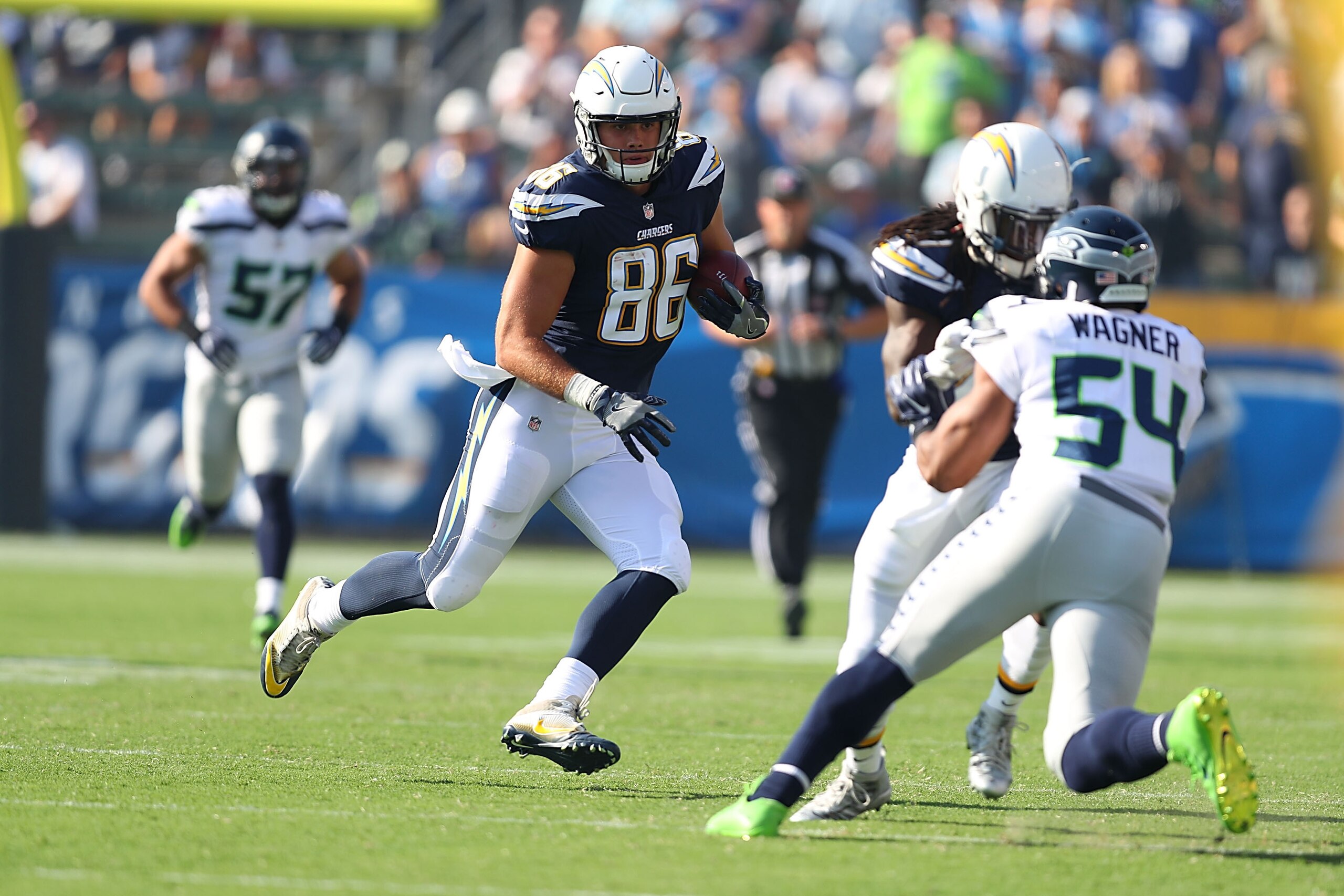 CARSON, CA - AUGUST 13: Hunter Henry #86 of the Los Angeles Chargers runs the ball in the first quarter against the Seattle Seahawks at StubHub Center on August 13, 2017 in Carson, California.  (Photo by Joe Scarnici/Getty Images)