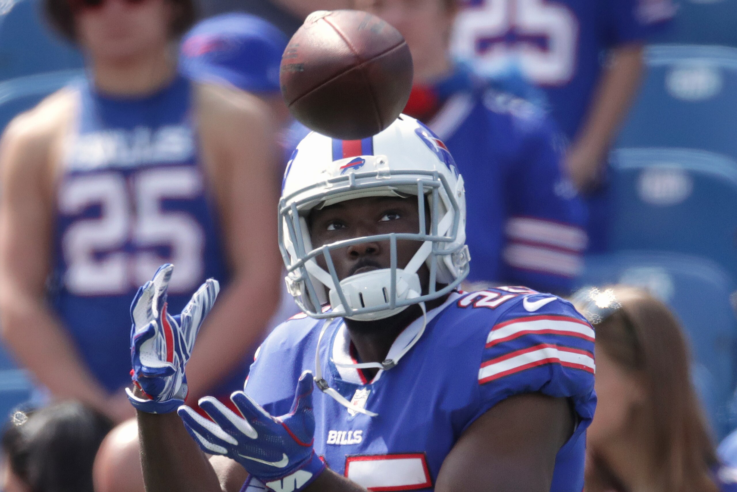 BUFFALO, NY - SEPTEMBER 10: LeSean McCoy #25 of the Buffalo Bills catches a pass as he warms up before the start of NFL game action against the New York Jets at New Era Field on September 10, 2017 in Buffalo, New York. (Photo by Tom Szczerbowski/Getty Ima