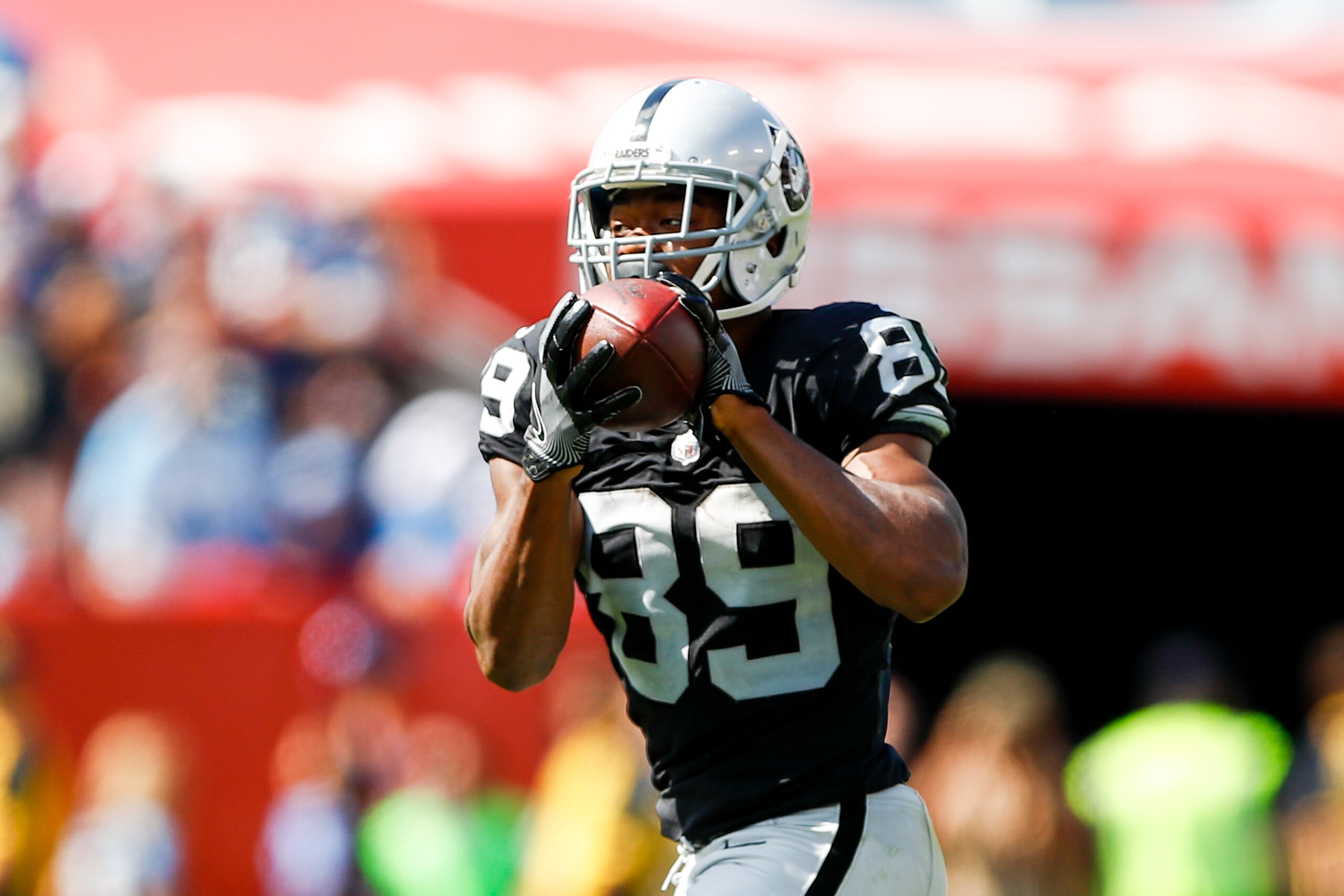 NASHVILLE, TN- SEPTEMBER 10: Wide receiver Amari Cooper  #89 of the Oakland Raiders catches a pass against the Tennessee Titans in the second half  at Nissan Stadium on September 10, 2017 In Nashville, Tennessee. (Photo by Wesley Hitt/Getty Images) )