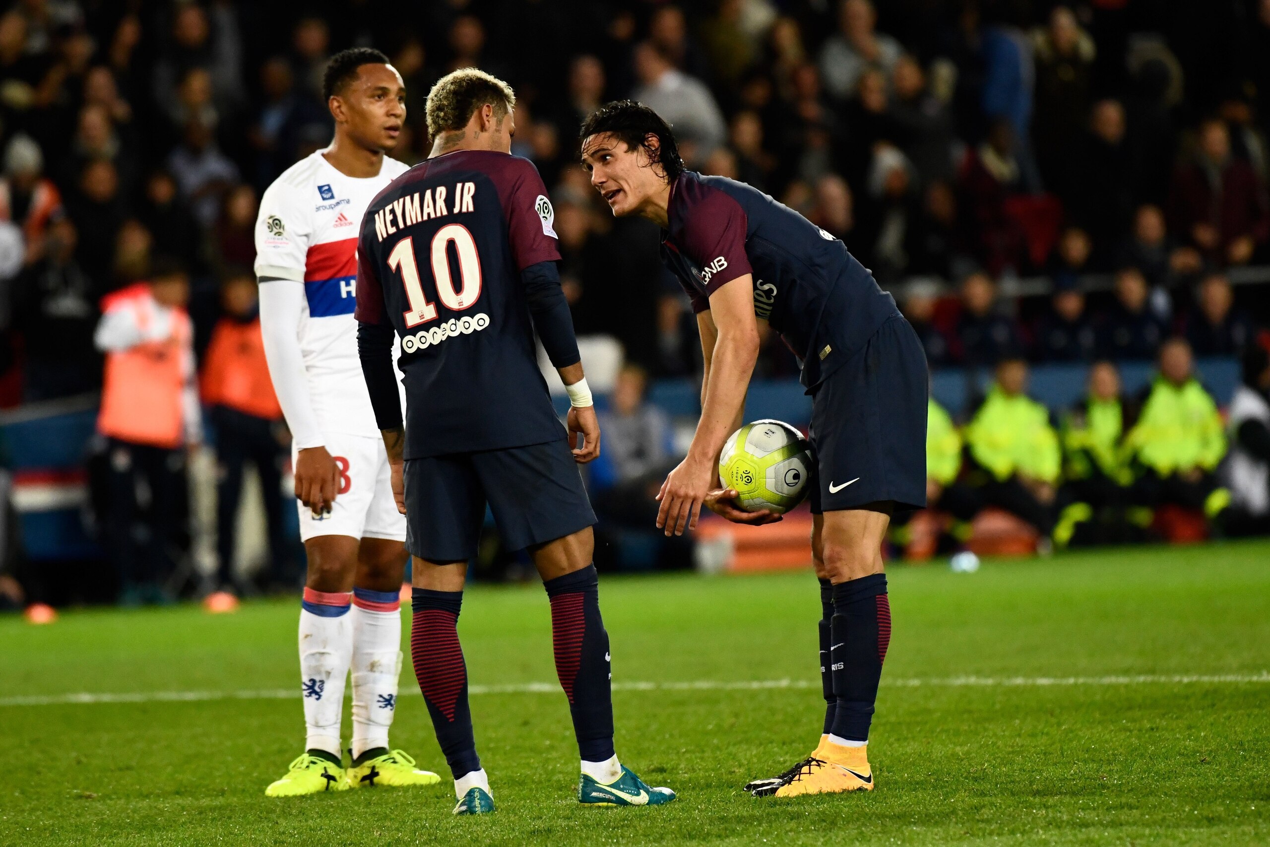 TOPSHOT - Paris Saint-Germain's Uruguayan forward Edinson Cavani (R) speaks with Paris Saint-Germain's Brazilian forward Neymar (C) during the French L1 football match between Paris Saint-Germain and Olympique Lyonnais at the Parc des Princes Stadium in P