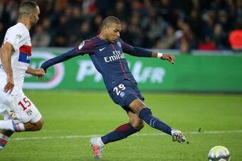 PARIS, FRANCE - SEPTEMBER 17: Kylian Mbappe of PSG provokes the second goal during the French Ligue 1 match between Paris Saint Germain (PSG) and Olympique Lyonnais (OL) at Parc des Princes on September 17, 2017 in Paris, . (Photo by Jean Catuffe/Getty Im