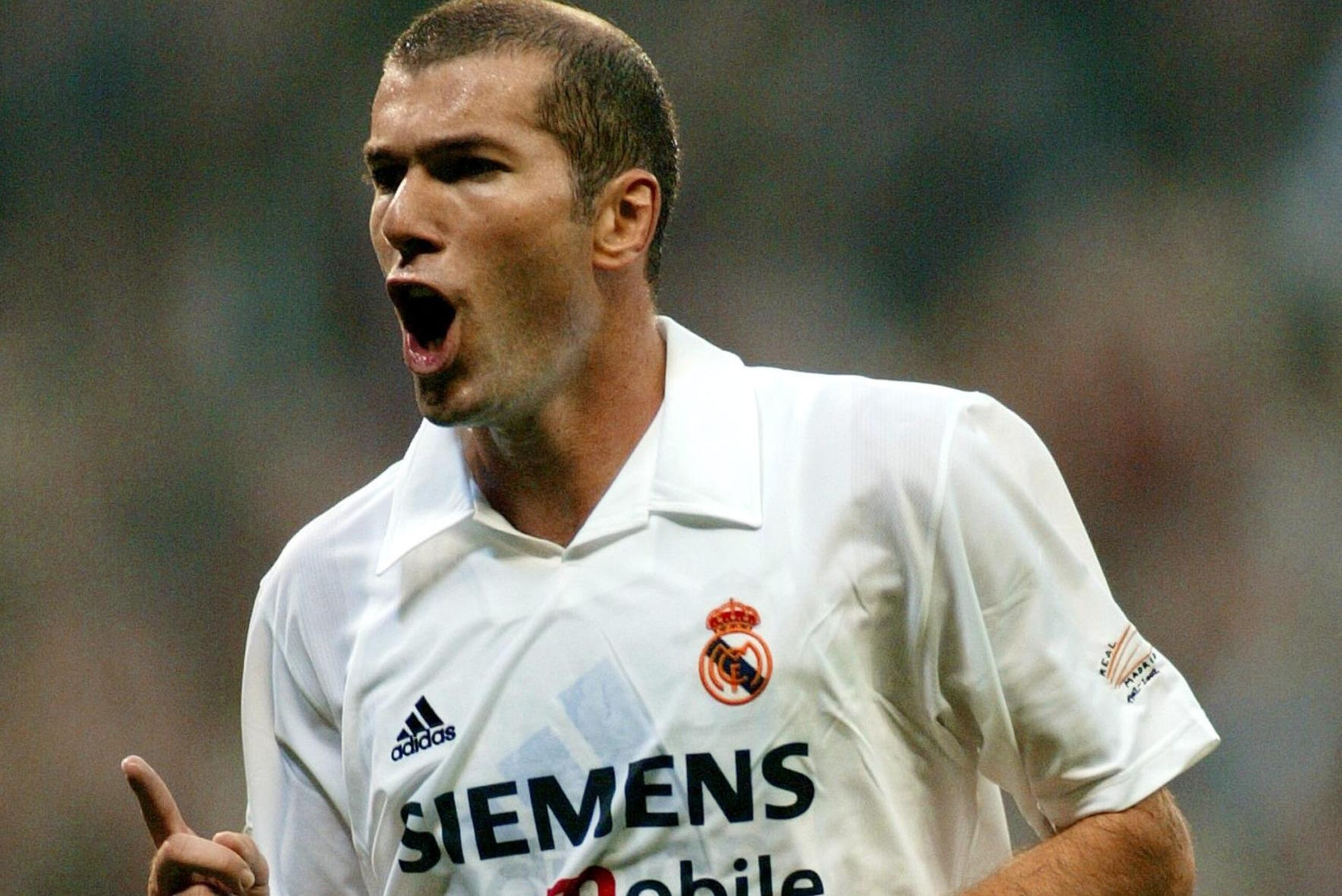 MADRID, SPAIN:  French Real Madrid's Zinedine Zidane jubilates after scoring the first goal for Real Madrid during their Spanish League match, Real Madrid against Villarreal in Santiago Bernabeu Stadium in Madrid 26 October, 2002.   AFP PHOTO/ JAVIER SORI