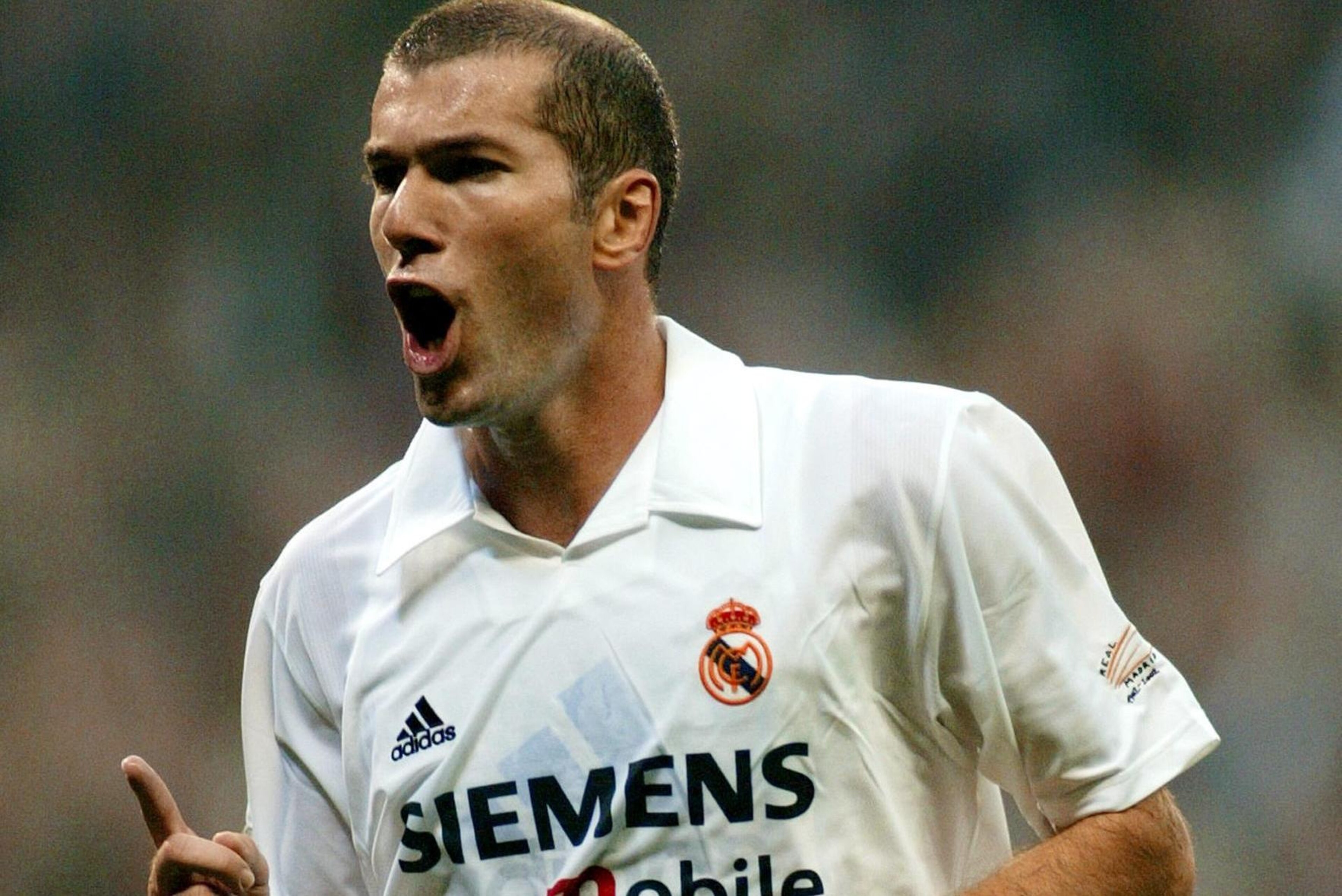 MADRID, SPAIN:  French Real Madrid's Zinedine Zidane jubilates after scoring the first goal for Real Madrid during their Spanish League match, Real Madrid against Villarreal in Santiago Bernabeu Stadium in Madrid 26 October, 2002.   AFP PHOTO/ JAVIER SORI