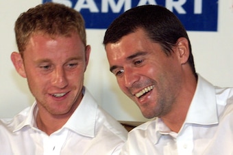Manchester United player Roy Keane (R) chats with Nicky Butt during a press conference at their hotel in Bangkok, 27 July 2001.  The Manchester United football team is on the last stop of their three-nation Southeast Asia tour and will play against the Th